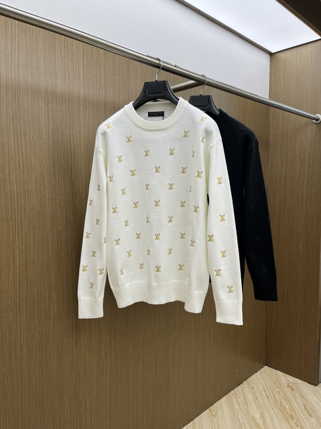 秋冬爆品 LV 🔥🔥aw秋冬新款 同步 时尚经典针织毛衣 秋冬必备款 采用针织衫加厚毛衣，精致简洁大方 