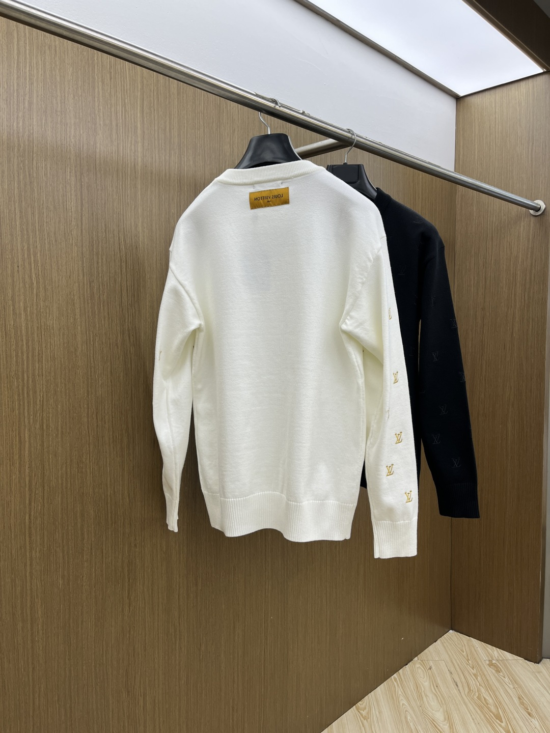 秋冬爆品 LV 🔥🔥aw秋冬新款 同步 时尚经典针织毛衣 秋冬必备款 采用针织衫加厚毛衣，精致简洁大方 