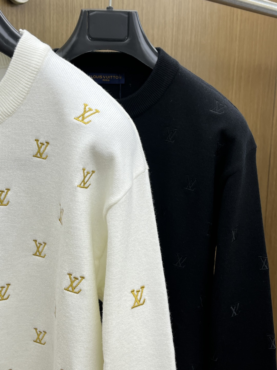 秋冬爆品 LV 🔥🔥aw秋冬新款 同步 时尚经典针织毛衣 秋冬必备款 采用针织衫加厚毛衣，精致简洁大方 