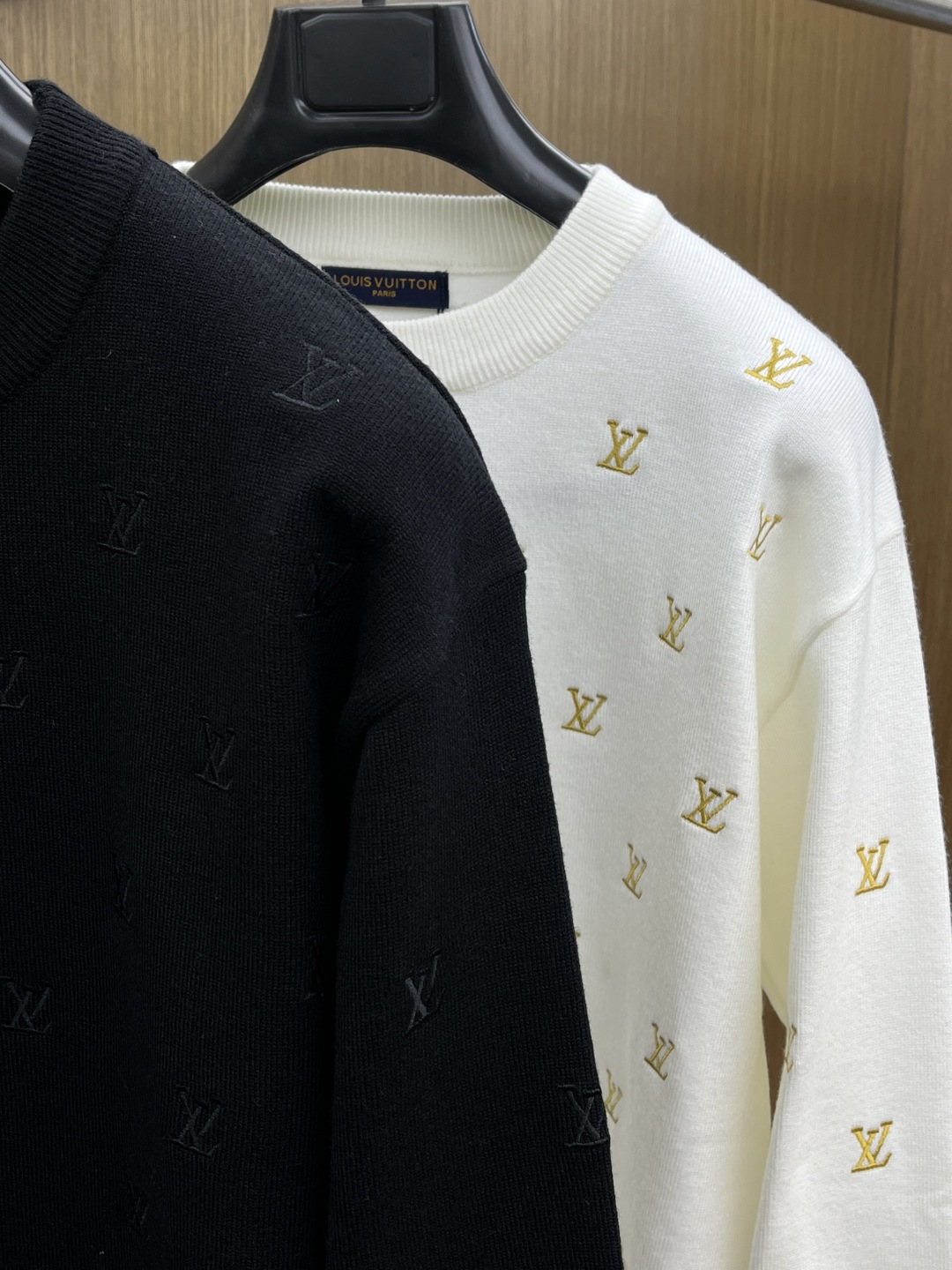 秋冬爆品 LV 🔥🔥aw秋冬新款 同步 时尚经典针织毛衣 秋冬必备款 采用针织衫加厚毛衣，精致简洁大方 