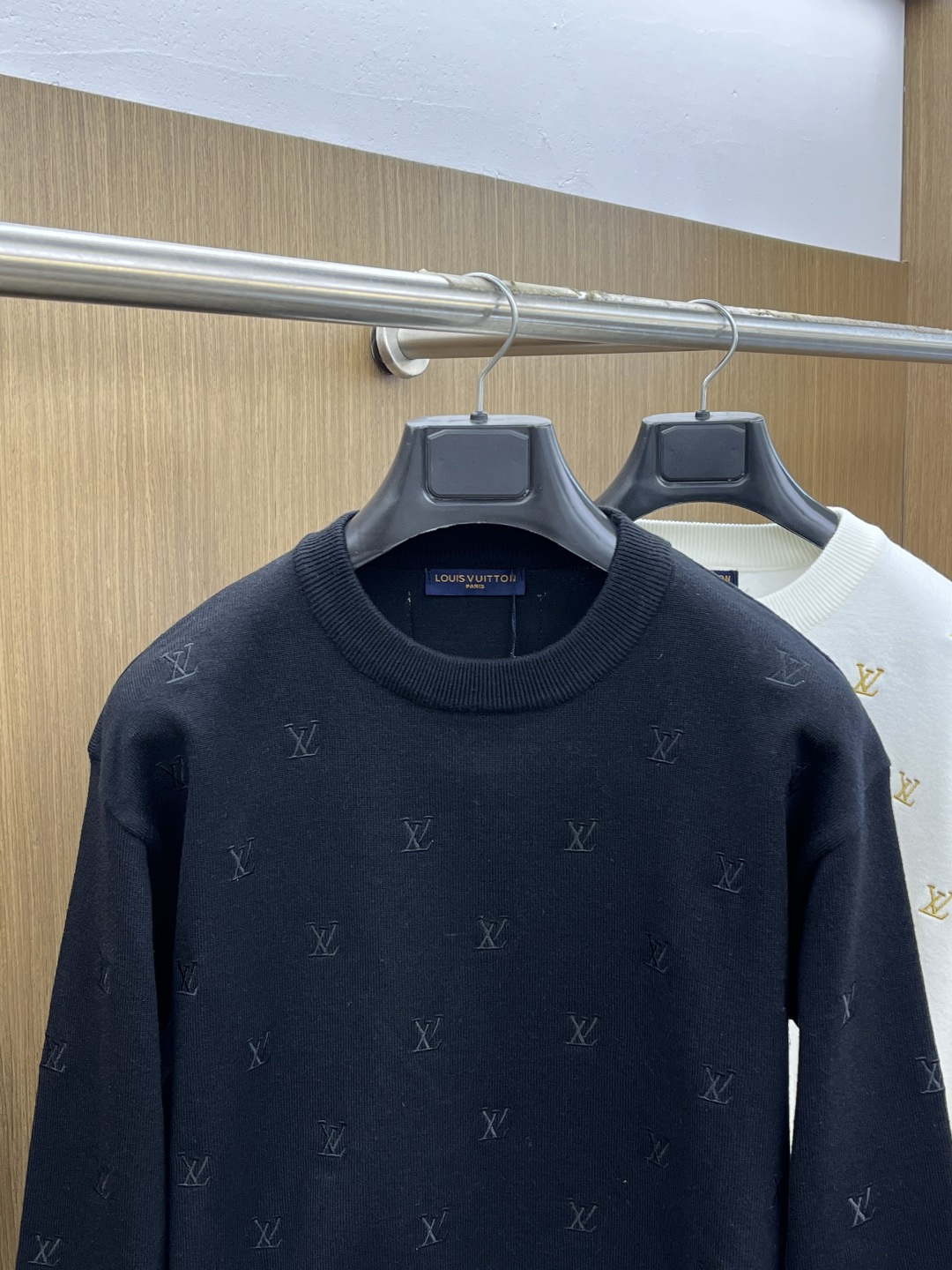 秋冬爆品 LV 🔥🔥aw秋冬新款 同步 时尚经典针织毛衣 秋冬必备款 采用针织衫加厚毛衣，精致简洁大方 