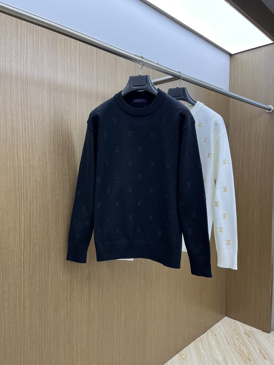 秋冬爆品 LV 🔥🔥aw秋冬新款 同步 时尚经典针织毛衣 秋冬必备款 采用针织衫加厚毛衣，精致简洁大方 