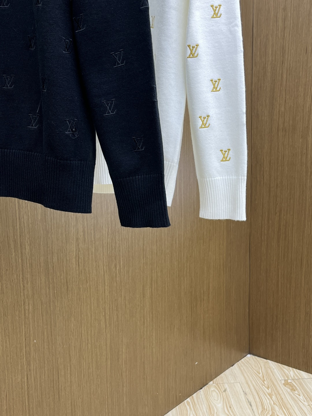 秋冬爆品 LV 🔥🔥aw秋冬新款 同步 时尚经典针织毛衣 秋冬必备款 采用针织衫加厚毛衣，精致简洁大方 