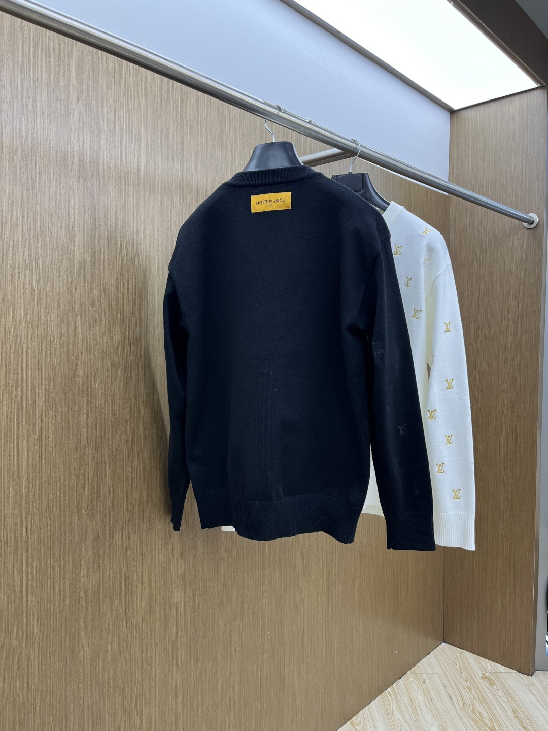 秋冬爆品 LV 🔥🔥aw秋冬新款 同步 时尚经典针织毛衣 秋冬必备款 采用针织衫加厚毛衣，精致简洁大方 