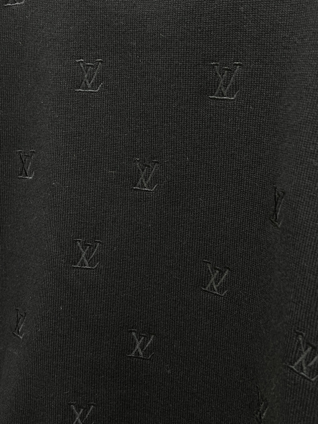 秋冬爆品 LV 🔥🔥aw秋冬新款 同步 时尚经典针织毛衣 秋冬必备款 采用针织衫加厚毛衣，精致简洁大方 