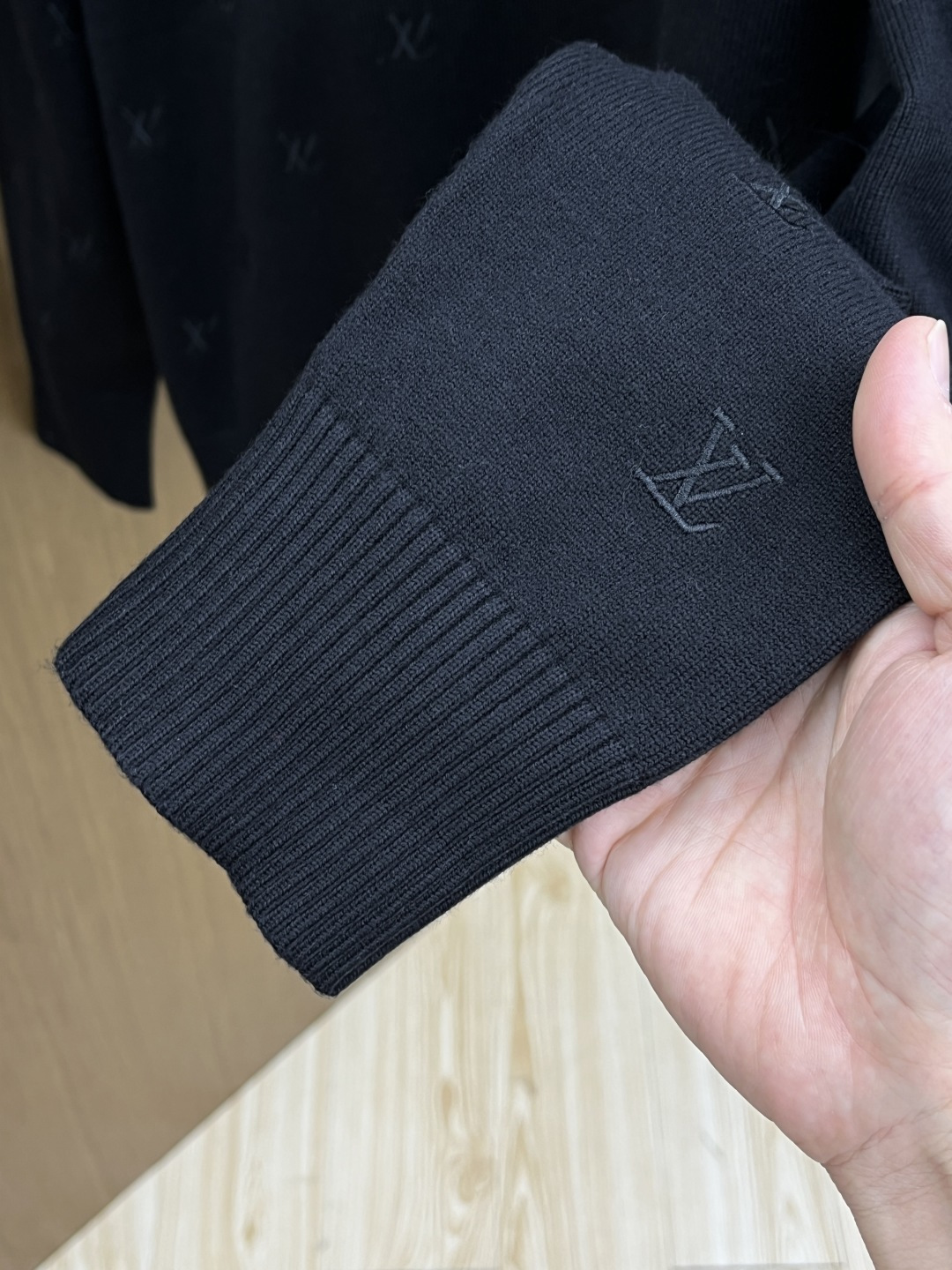 秋冬爆品 LV 🔥🔥aw秋冬新款 同步 时尚经典针织毛衣 秋冬必备款 采用针织衫加厚毛衣，精致简洁大方 