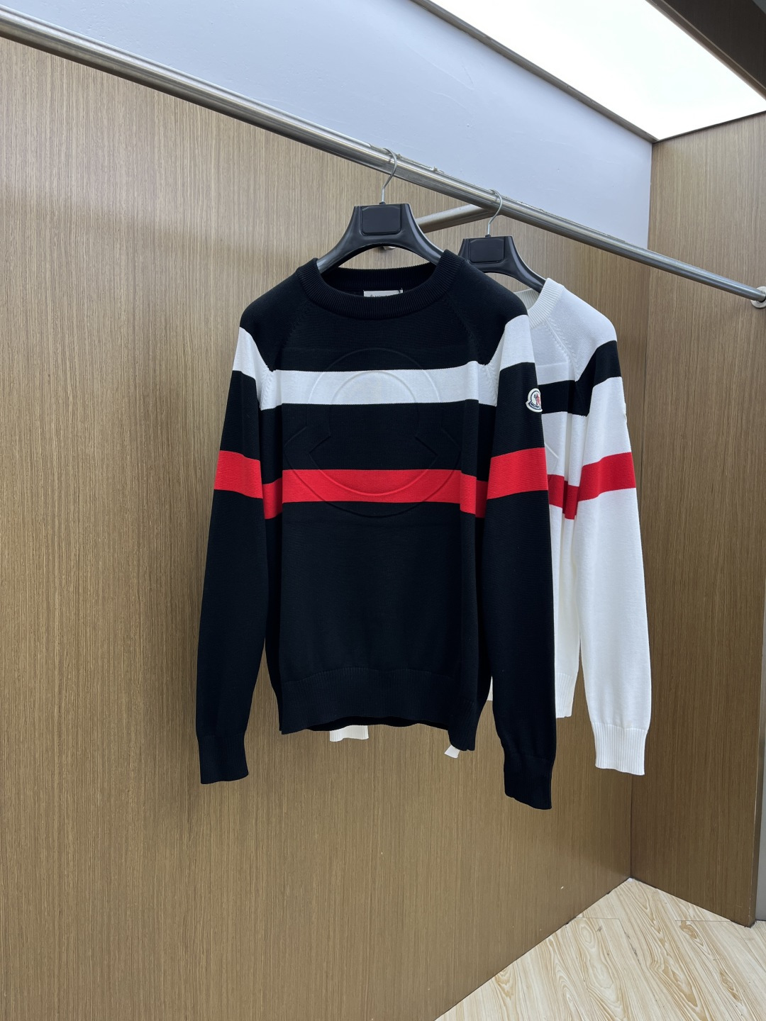 NO:656687,Autumn and winter hot items Mon 1955aw new autumn and winter styles, synchronous fashionable classic knitted sweaters, essential items for autumn and winter. Made of thickened knitted sweaters, exquisite, simple and elegant. Designed with brand elements embellishment. There are not too many complicated processes. What is played is the fusion of design and materials. Simple European style. A must-have artifact for autumn and winter!  Size M-3xL fxg,,sweaters,alexander wang19860909秋冬爆品 Mon 1955aw秋冬新款 同步 时尚经典针织毛衣 秋冬必备款 采用针织衫加厚毛衣,精致简洁大方 品牌元素点缀设计 没有过多复杂的工艺 玩的就是设计与材质的融合 简约的欧风 秋冬季必备神器！ 尺码M-3xL  fxg,,sweaters,alexander wang,Men's clothing