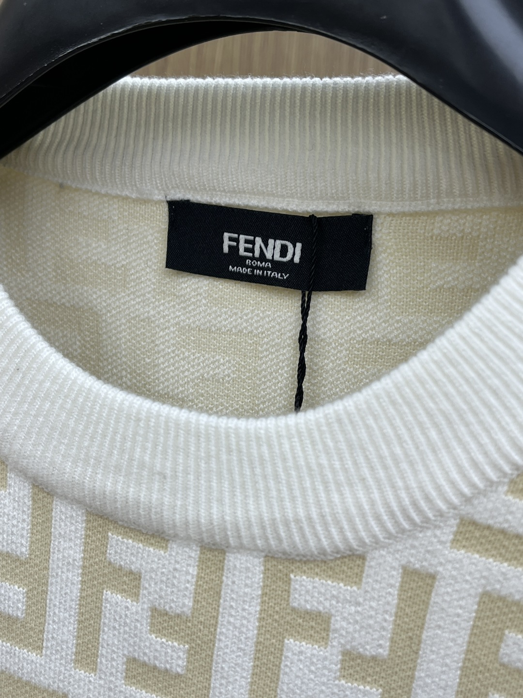 秋冬爆品 FD 🔥🔥aw秋冬新款 同步 时尚经典针织毛衣 秋冬必备款 采用针织衫加厚毛衣，精致简洁大方 