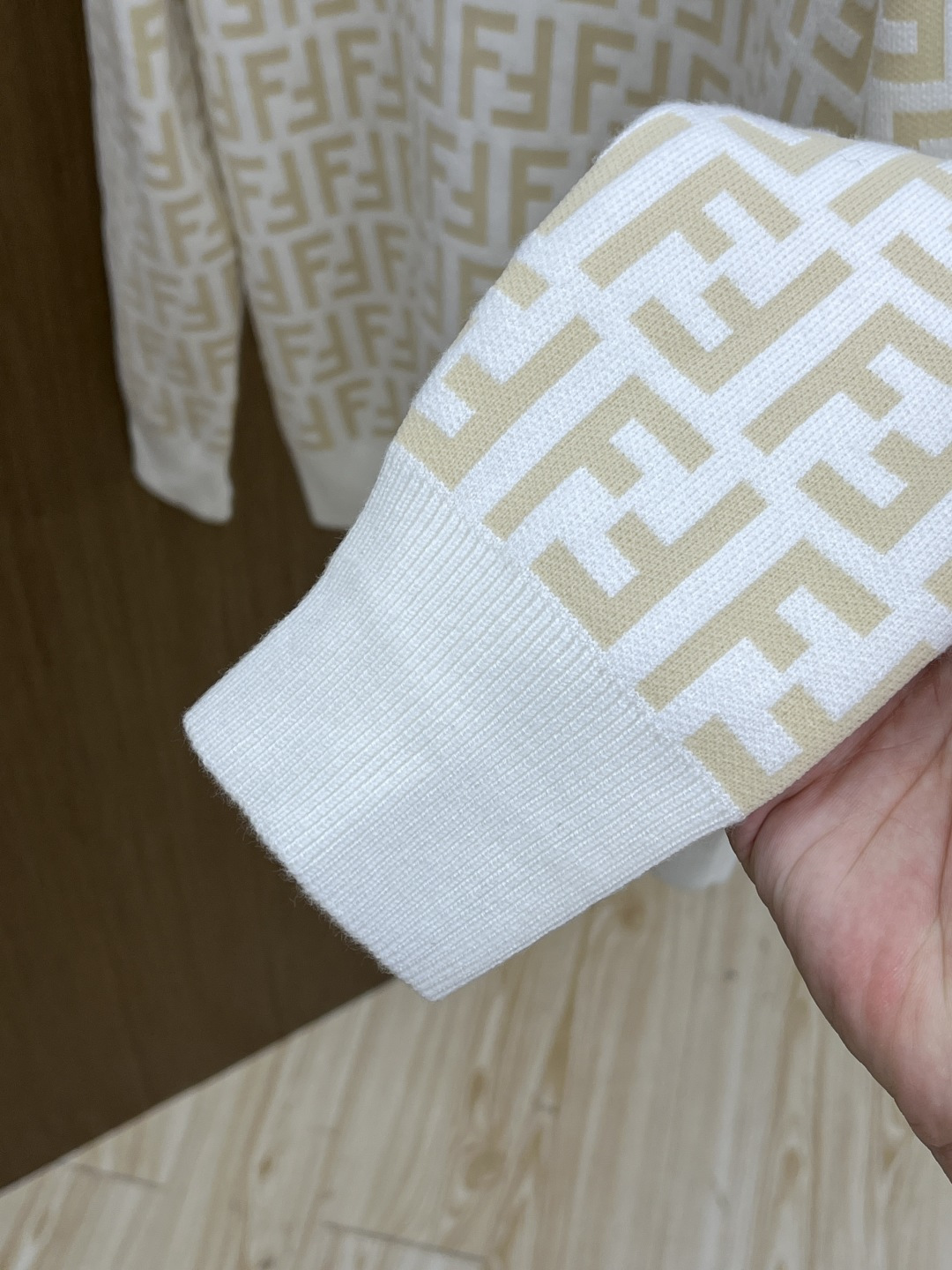 秋冬爆品 FD 🔥🔥aw秋冬新款 同步 时尚经典针织毛衣 秋冬必备款 采用针织衫加厚毛衣，精致简洁大方 