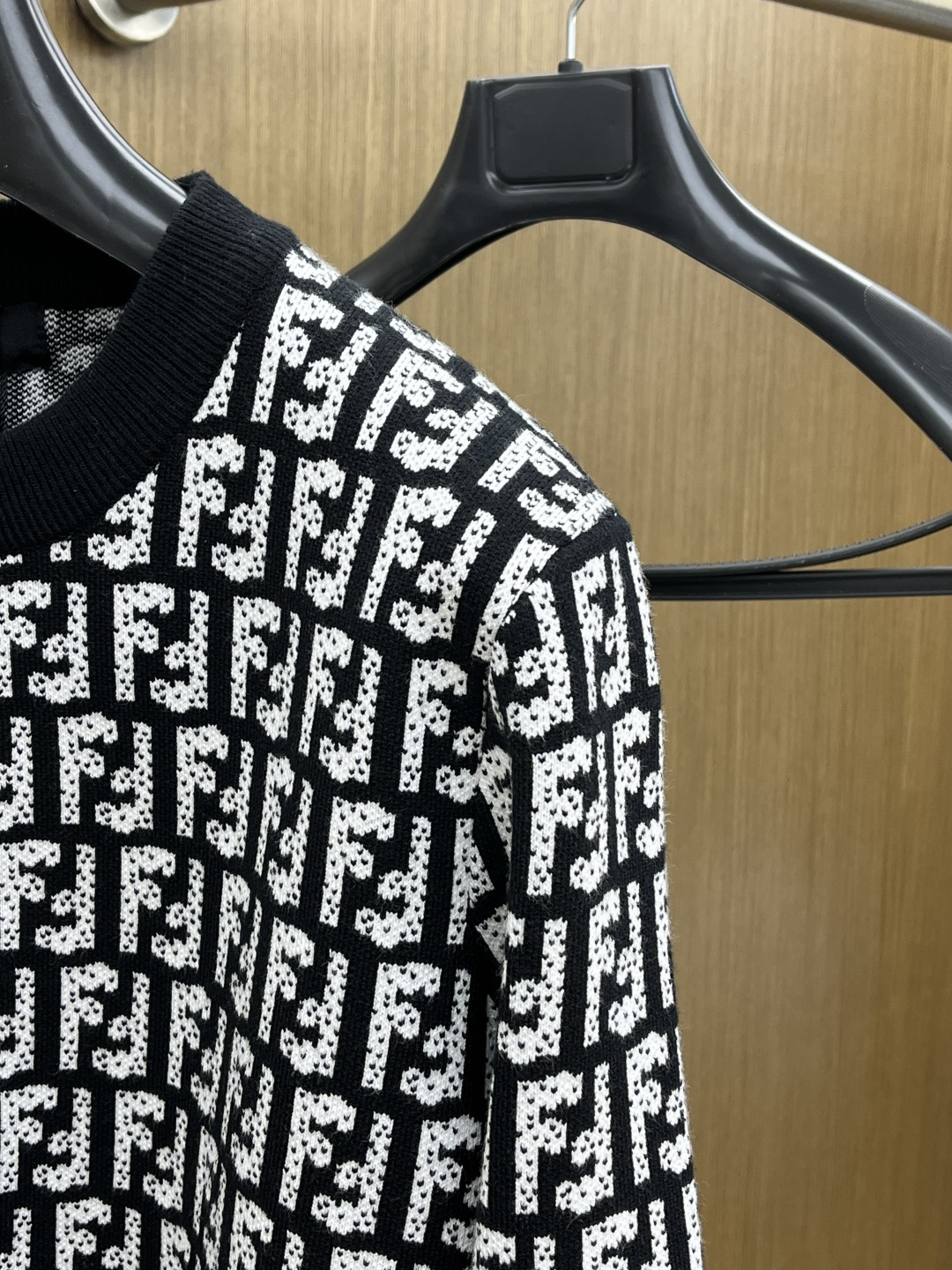 秋冬爆品 FD 🔥🔥aw秋冬新款 同步 时尚经典针织毛衣 秋冬必备款 采用针织衫加厚毛衣，精致简洁大方 