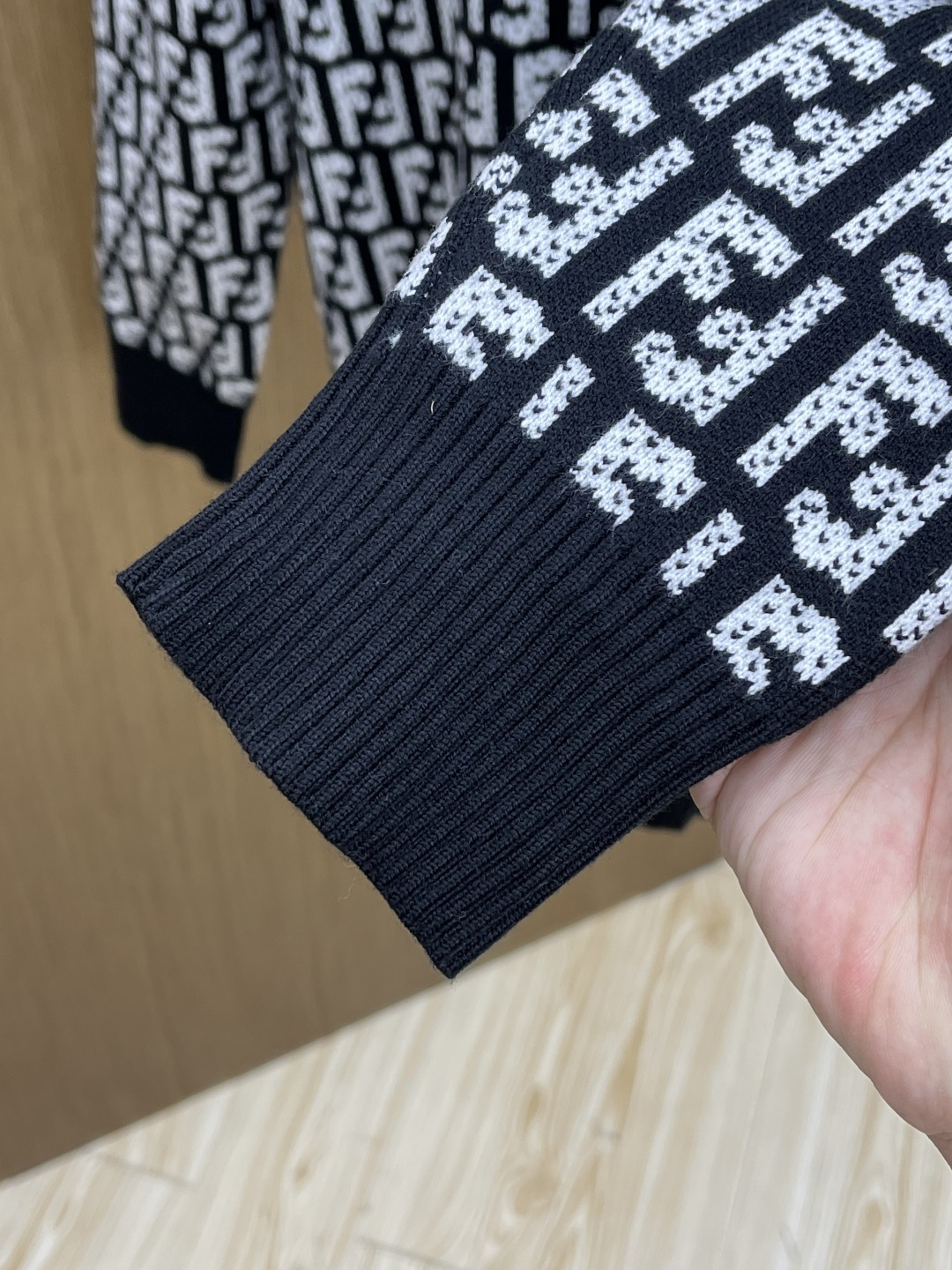 秋冬爆品 FD 🔥🔥aw秋冬新款 同步 时尚经典针织毛衣 秋冬必备款 采用针织衫加厚毛衣，精致简洁大方 