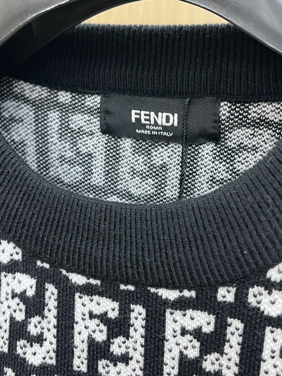 秋冬爆品 FD 🔥🔥aw秋冬新款 同步 时尚经典针织毛衣 秋冬必备款 采用针织衫加厚毛衣，精致简洁大方 