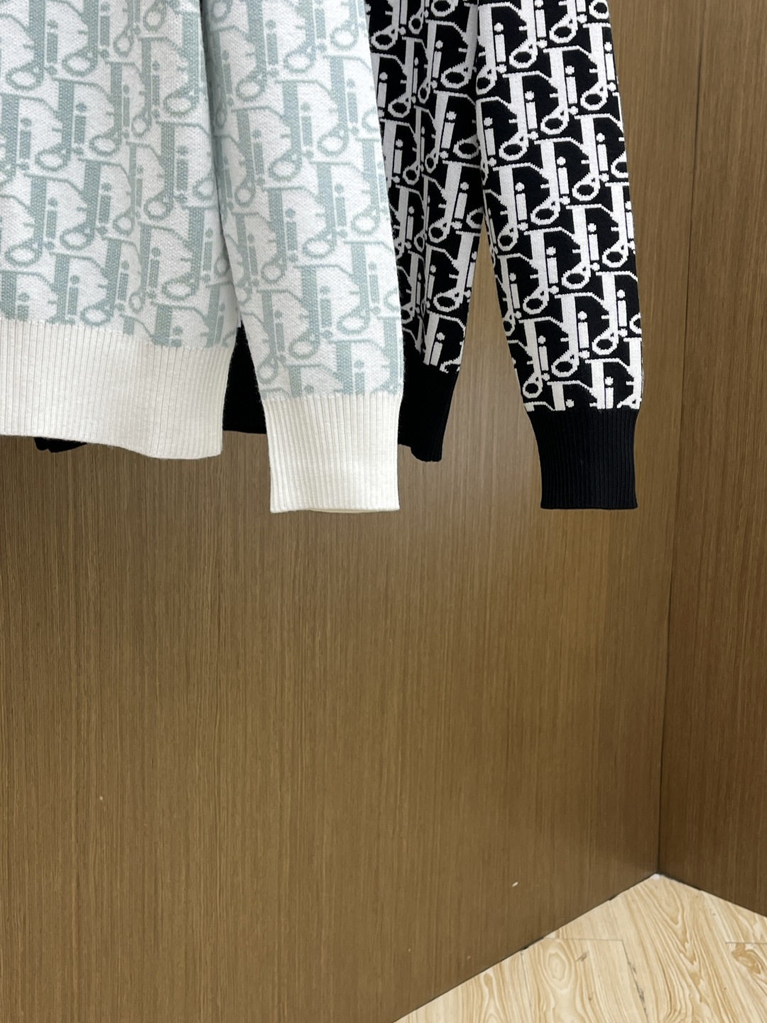 秋冬爆品 CD 🔥🔥aw秋冬新款 同步 时尚经典针织毛衣 秋冬必备款 采用针织衫加厚毛衣，精致简洁大方 