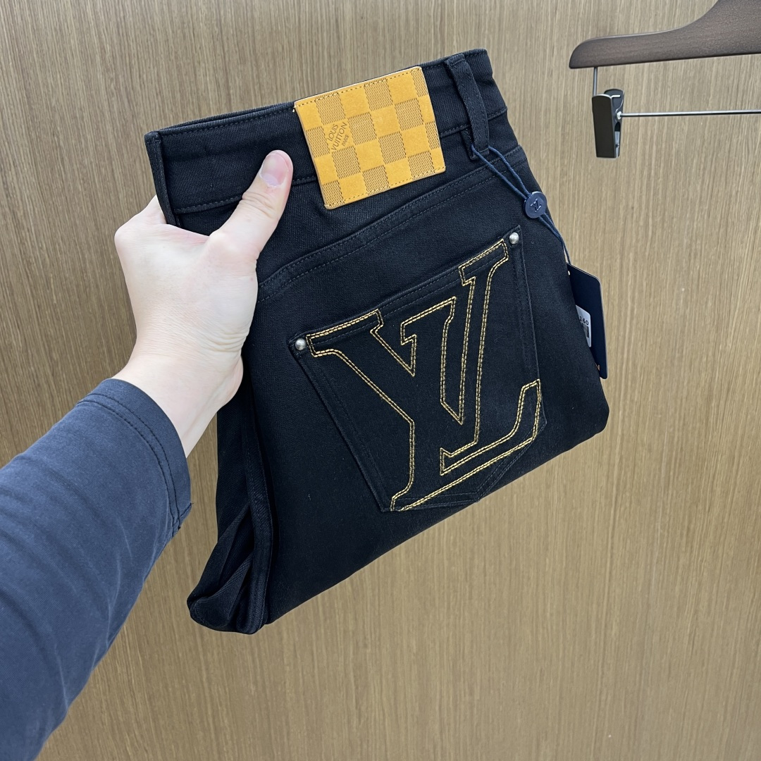 NO:651219,Autumn and winter hot items LV high-end customized quality 25SS autumn and winter latest original single wide-leg jeans, simultaneous sale at the counter, original customized replica, customer-supplied hardware accessories, original single quality, imported denim fabrics, heavy industrial washing, fine workmanship and routing, excellent upper body, preferred item A60 SIZE: 30-38 no 35 37,, louis vuitton, jeans, alexander wang19860909秋冬爆品 LV 高端定制品质 25SS秋冬最新款原单阔腿牛仔裤 柜台同步发售 原版定制复刻 客供五金辅料 原单品质 进口牛仔面料重工洗水 做工走线精细 上身绝佳,优选单品A60 SIZE:30-38无35 37,,louis vuitton,jeans,alexander wang,Men's clothing