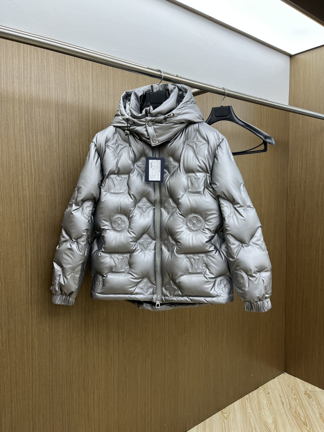 NO:646664,Autumn and winter down, premium down, Louis Vuitton 24FW technical leather film MONOGRAM, presbyopic three-dimensional embossed embossed down hooded down jacket. This belted jacket is a technical leather film with full Monogram pattern, embossed and embossed, and is filled with 90 European gooseneck. Standard version, full Monogram embossed pattern, zipper front, leather film rib collar, side seam pockets, padding, internal filling, 90 goose down, main fabric  Nylon, except coating, other 84 polyester fiber, 16 nylon SIZE: 48-56. bld,,louis vuitton,jackets & coats,jackets & coats,down jacket,hats,alexander wang19860909秋冬羽绒 特级羽绒 路易威登24FW科技皮膜MONOGRAM 老花立体浮雕压花羽绒连帽羽绒外套 本款束腰夹克为科技皮膜全幅 Monogram 图案 压花浮雕,采用90欧规鹅颈绒进行内部填充. 标准版型 全幅 Monogram 浮雕图案 拉链前襟 皮膜罗纹衣领 侧缝口袋 衬垫 内部填充90鹅绒填充 主面料 锦纶,涂层除外 其他84 聚脂纤维,16 锦纶 SIZE: 48-56.  bld,,louis vuitton,jackets & coats,jackets & coats,down jacket,hats,alexander wang,Men's clothing