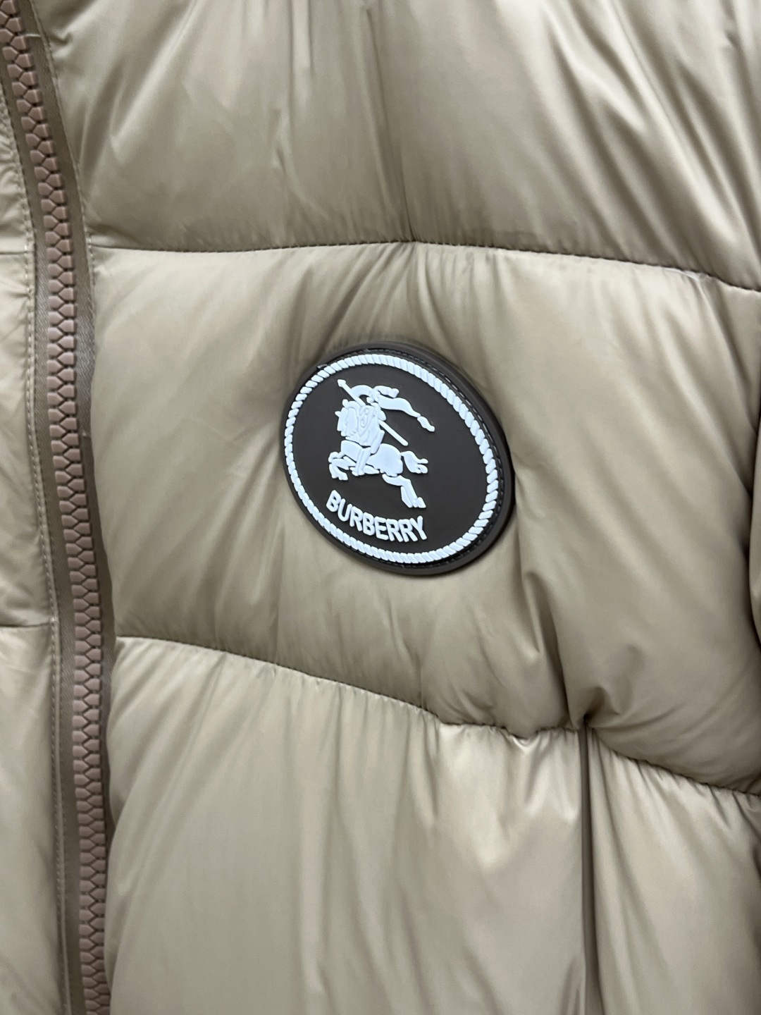 秋冬羽绒 🆕Burberry巴宝莉 2025ss秋冬新款时尚休闲连帽羽绒外套，一衣两穿（袖子，帽子均可拆