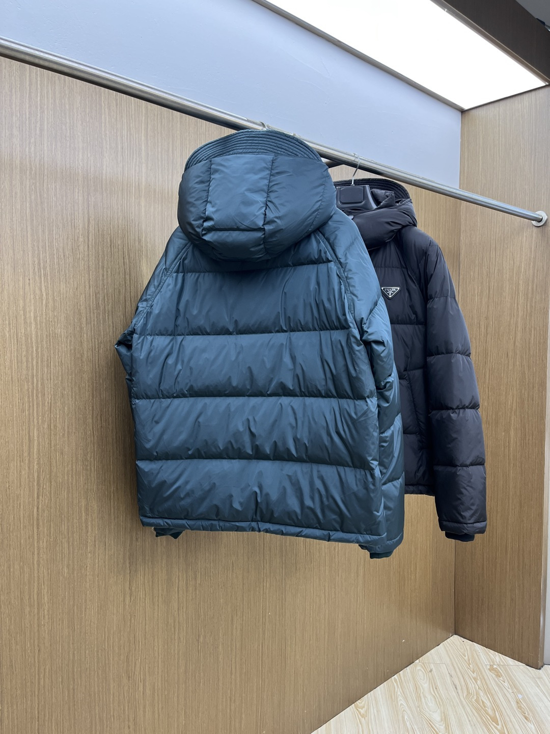 秋冬羽绒 🆕Prada普拉达 2025ss秋冬新款时尚休闲羽绒外套，连帽可拆，处处细节显工艺足够的高级，
