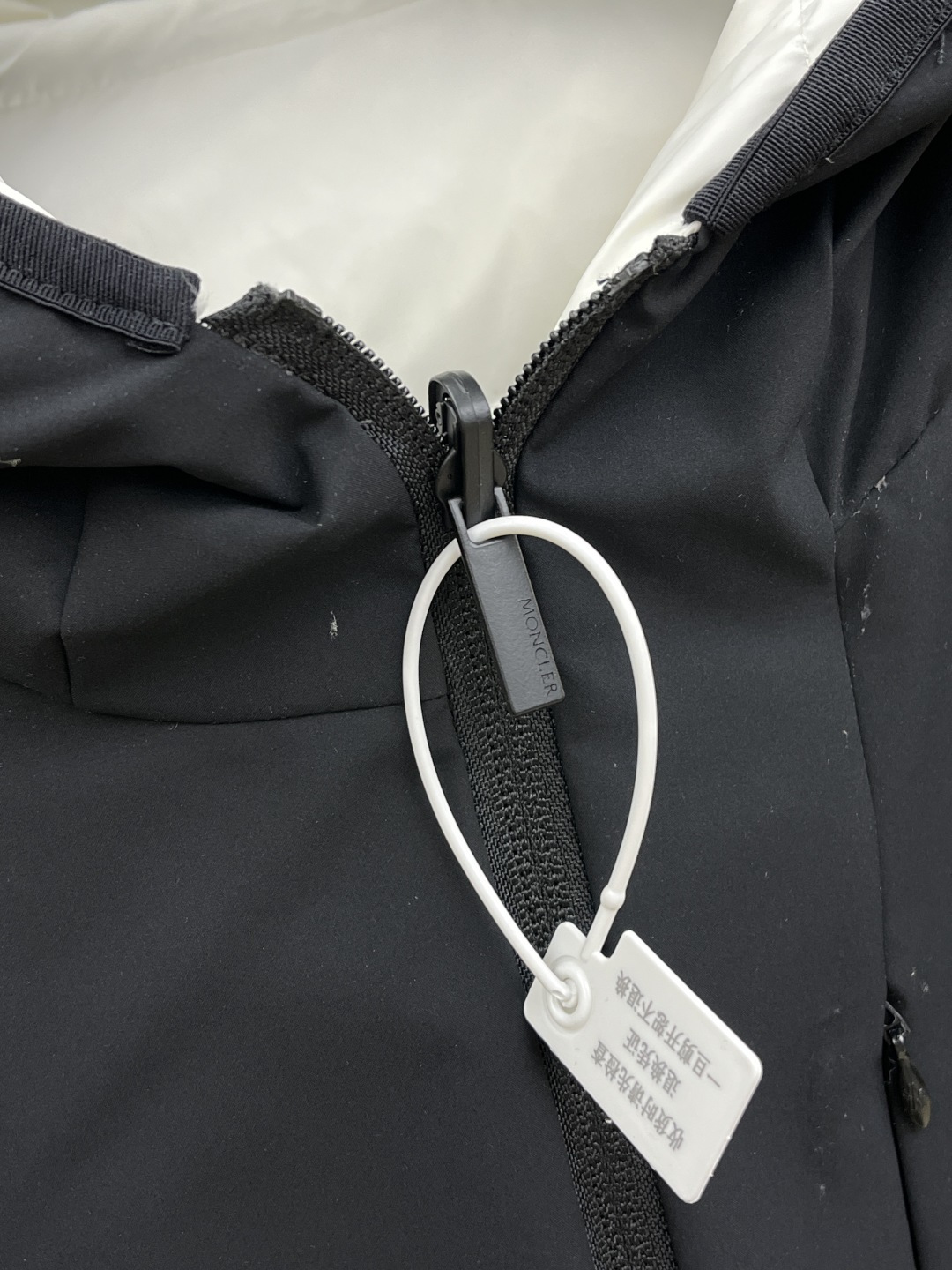 秋冬羽绒 Mon 25FW秋冬新款简约纯色休闲双面羽绒服！男士经典双面穿简约大气，采用三防面料，防水，防