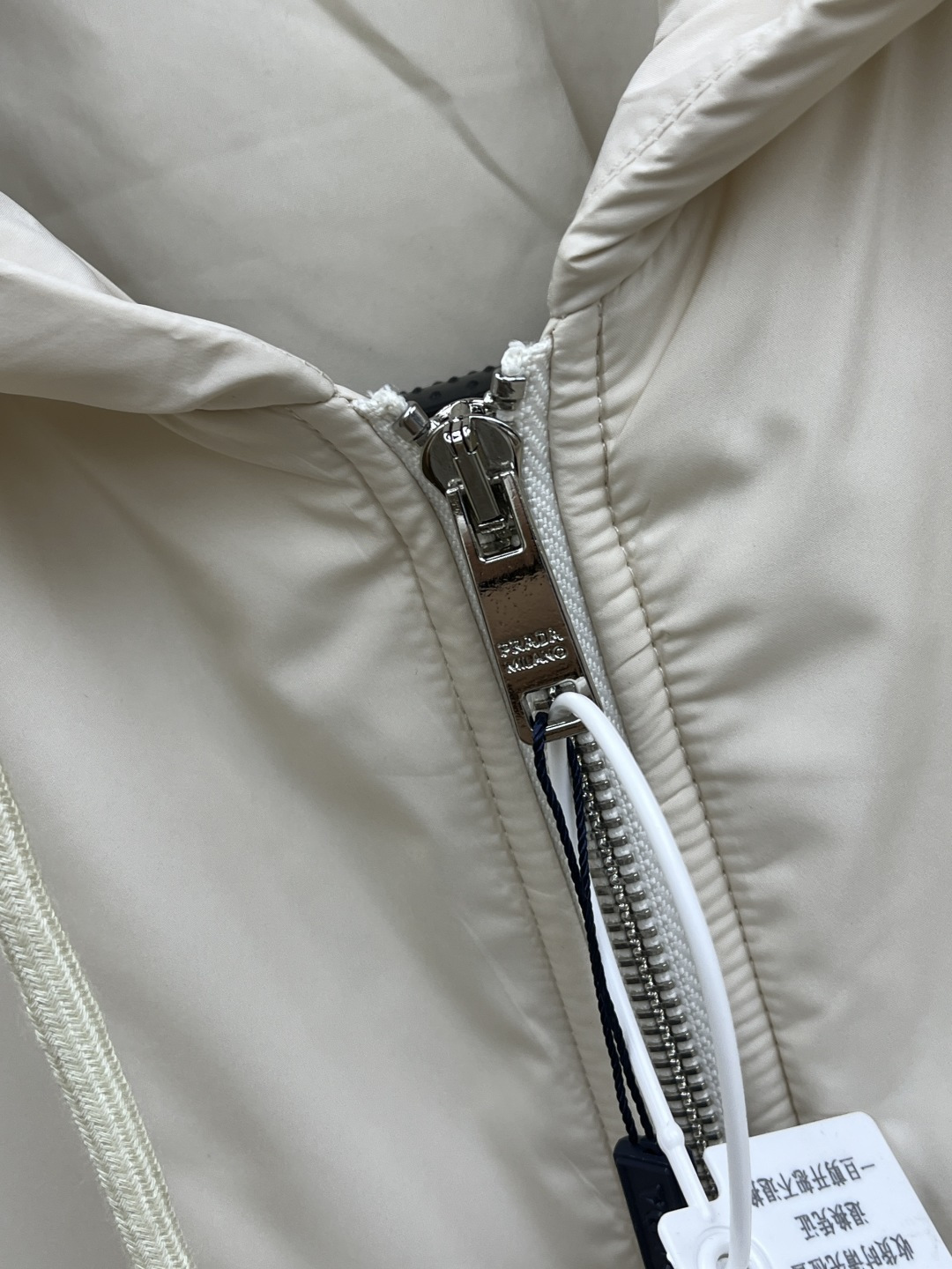 秋冬 PRA25FW秋冬新款黑色尼龙抽绳连帽棉衣外套 男女同款金属三角标徽章装饰轻薄款连帽棉服夹克外套！