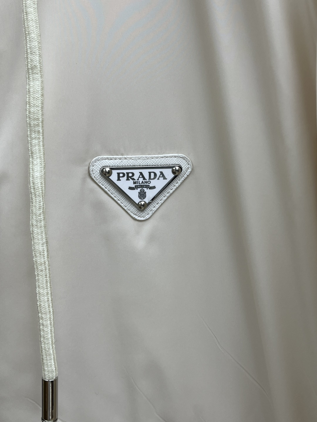 秋冬 PRA25FW秋冬新款黑色尼龙抽绳连帽棉衣外套 男女同款金属三角标徽章装饰轻薄款连帽棉服夹克外套！