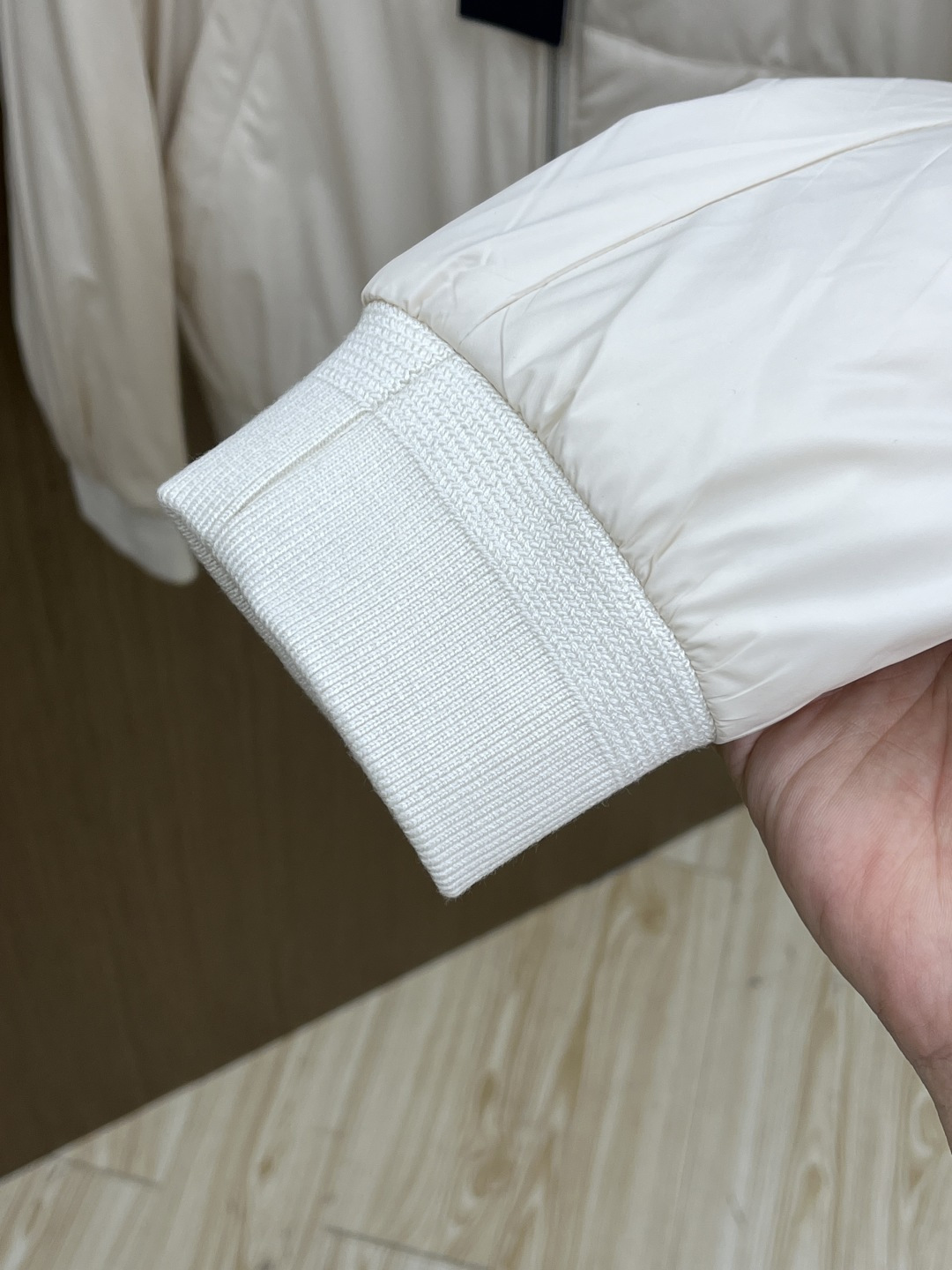 秋冬 PRA25FW秋冬新款黑色尼龙抽绳连帽棉衣外套 男女同款金属三角标徽章装饰轻薄款连帽棉服夹克外套！