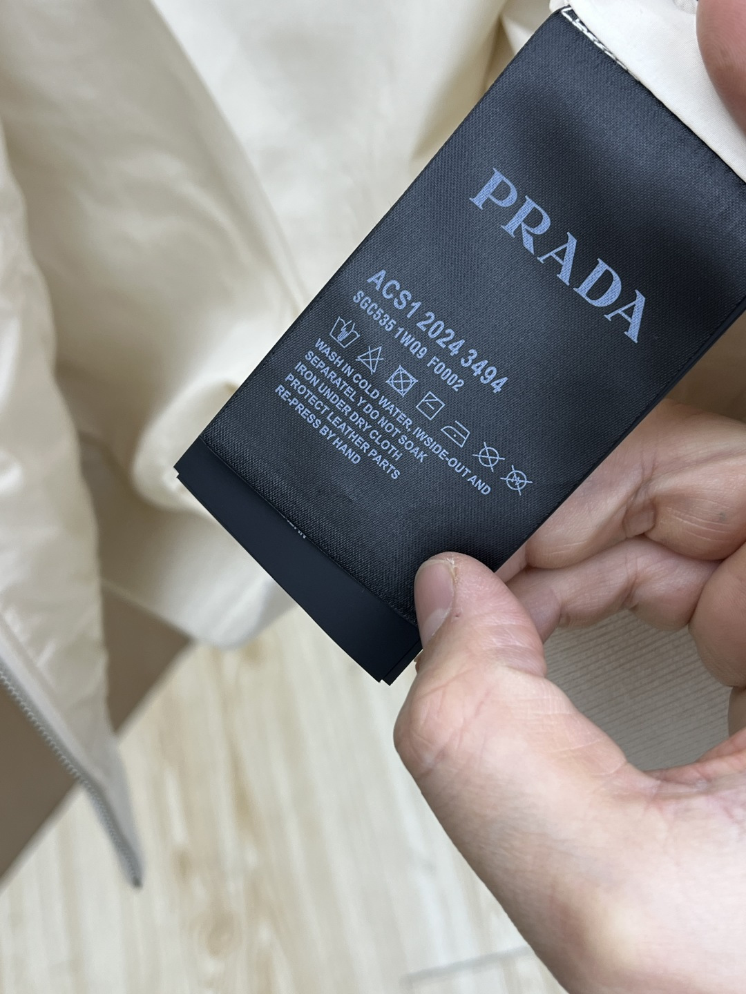 秋冬 PRA25FW秋冬新款黑色尼龙抽绳连帽棉衣外套 男女同款金属三角标徽章装饰轻薄款连帽棉服夹克外套！