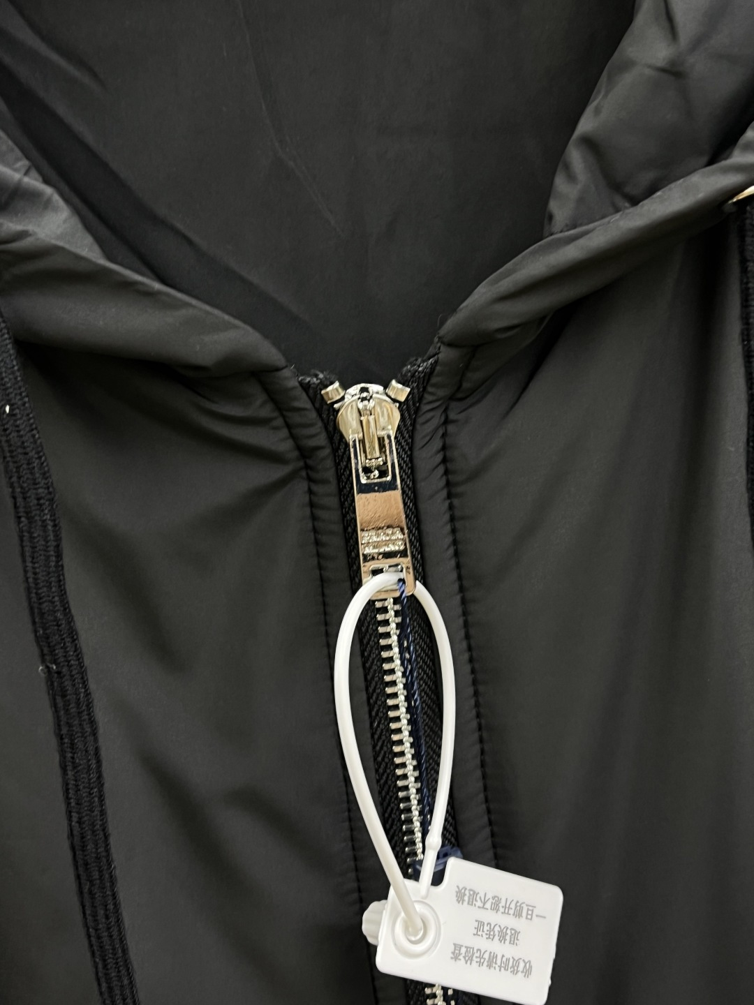 秋冬 PRA25FW秋冬新款黑色尼龙抽绳连帽棉衣外套 男女同款金属三角标徽章装饰轻薄款连帽棉服夹克外套！