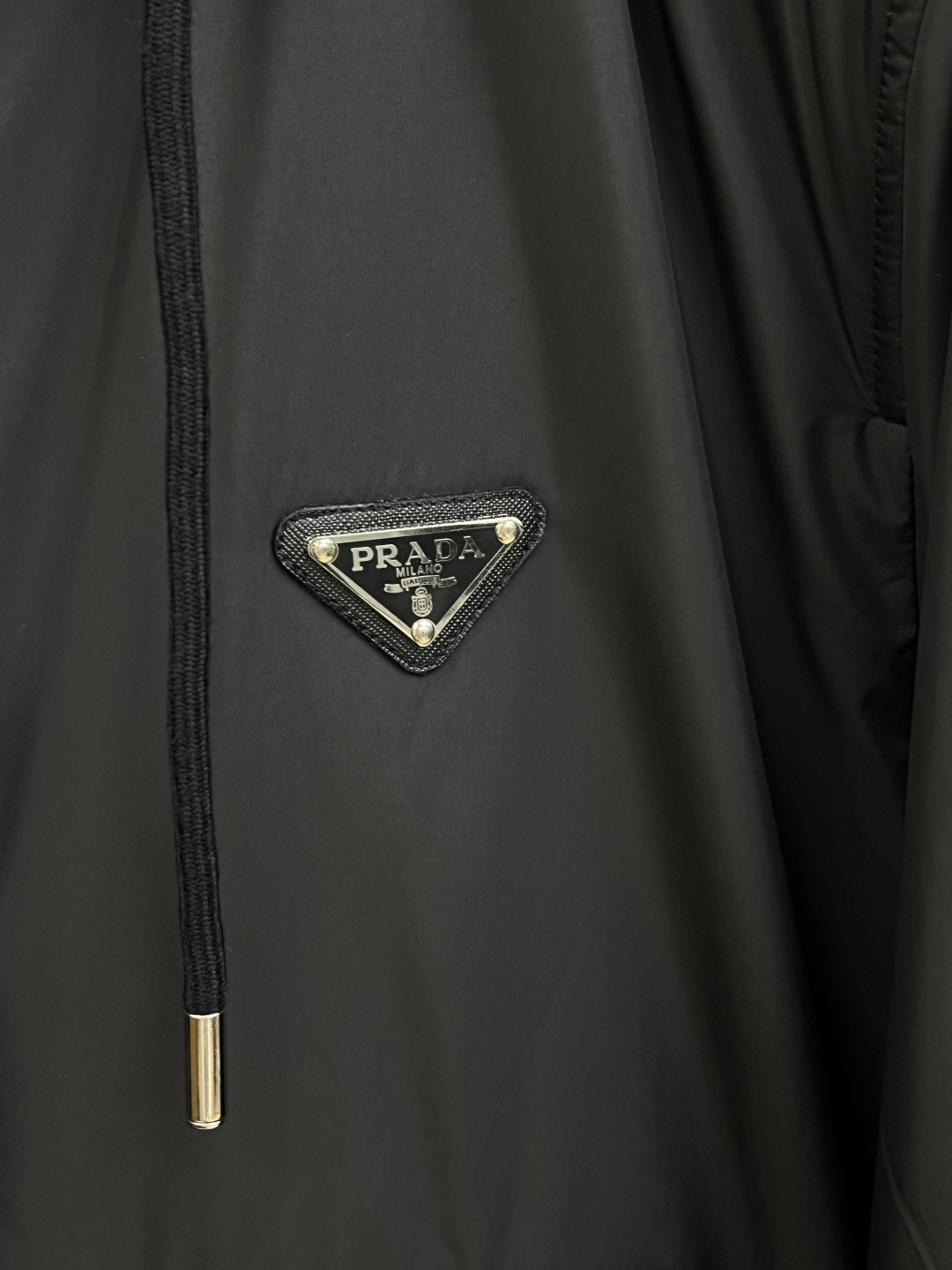 秋冬 PRA25FW秋冬新款黑色尼龙抽绳连帽棉衣外套 男女同款金属三角标徽章装饰轻薄款连帽棉服夹克外套！