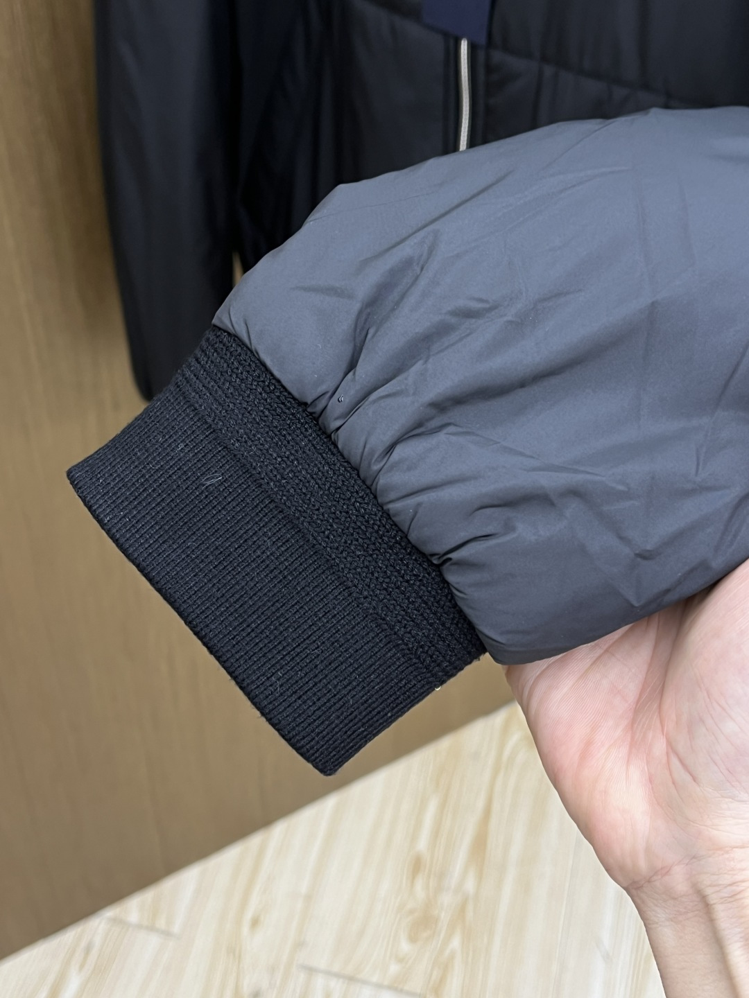 秋冬 PRA25FW秋冬新款黑色尼龙抽绳连帽棉衣外套 男女同款金属三角标徽章装饰轻薄款连帽棉服夹克外套！