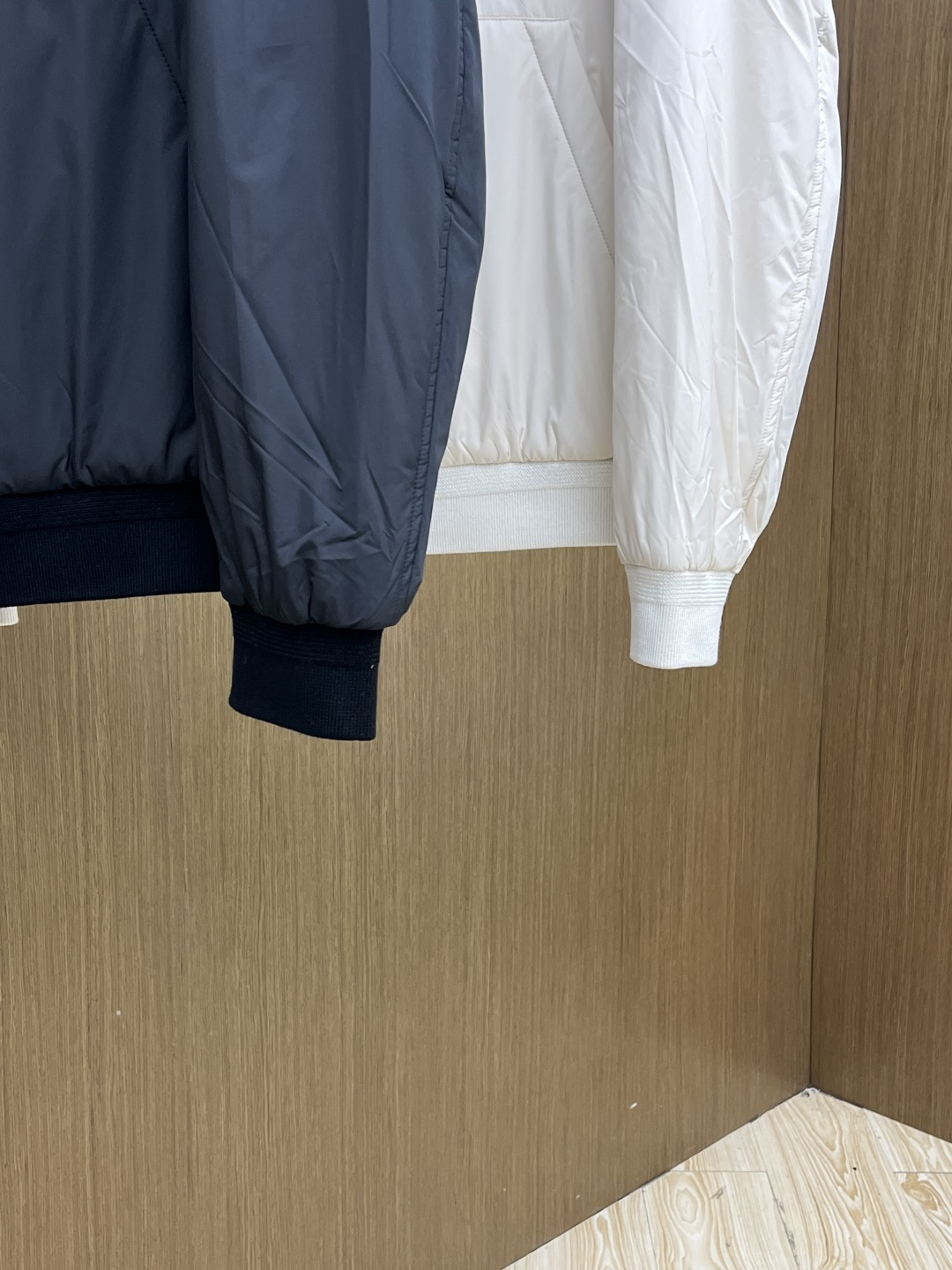 秋冬 PRA25FW秋冬新款黑色尼龙抽绳连帽棉衣外套 男女同款金属三角标徽章装饰轻薄款连帽棉服夹克外套！