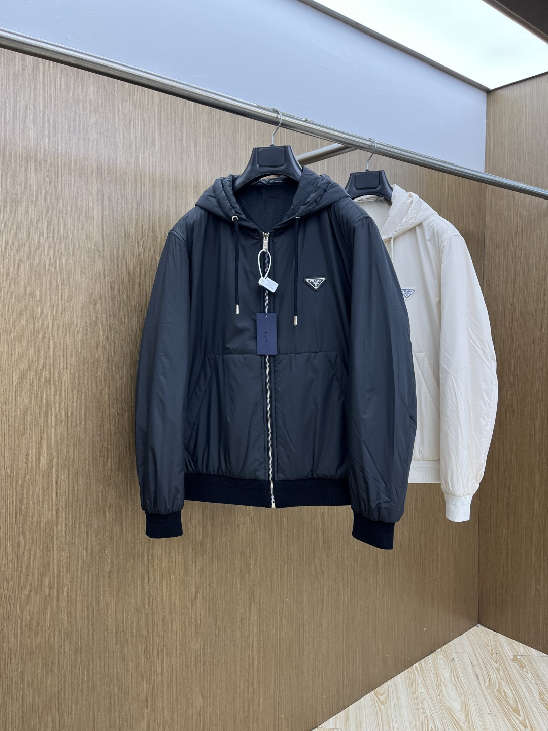 秋冬 PRA25FW秋冬新款黑色尼龙抽绳连帽棉衣外套 男女同款金属三角标徽章装饰轻薄款连帽棉服夹克外套！