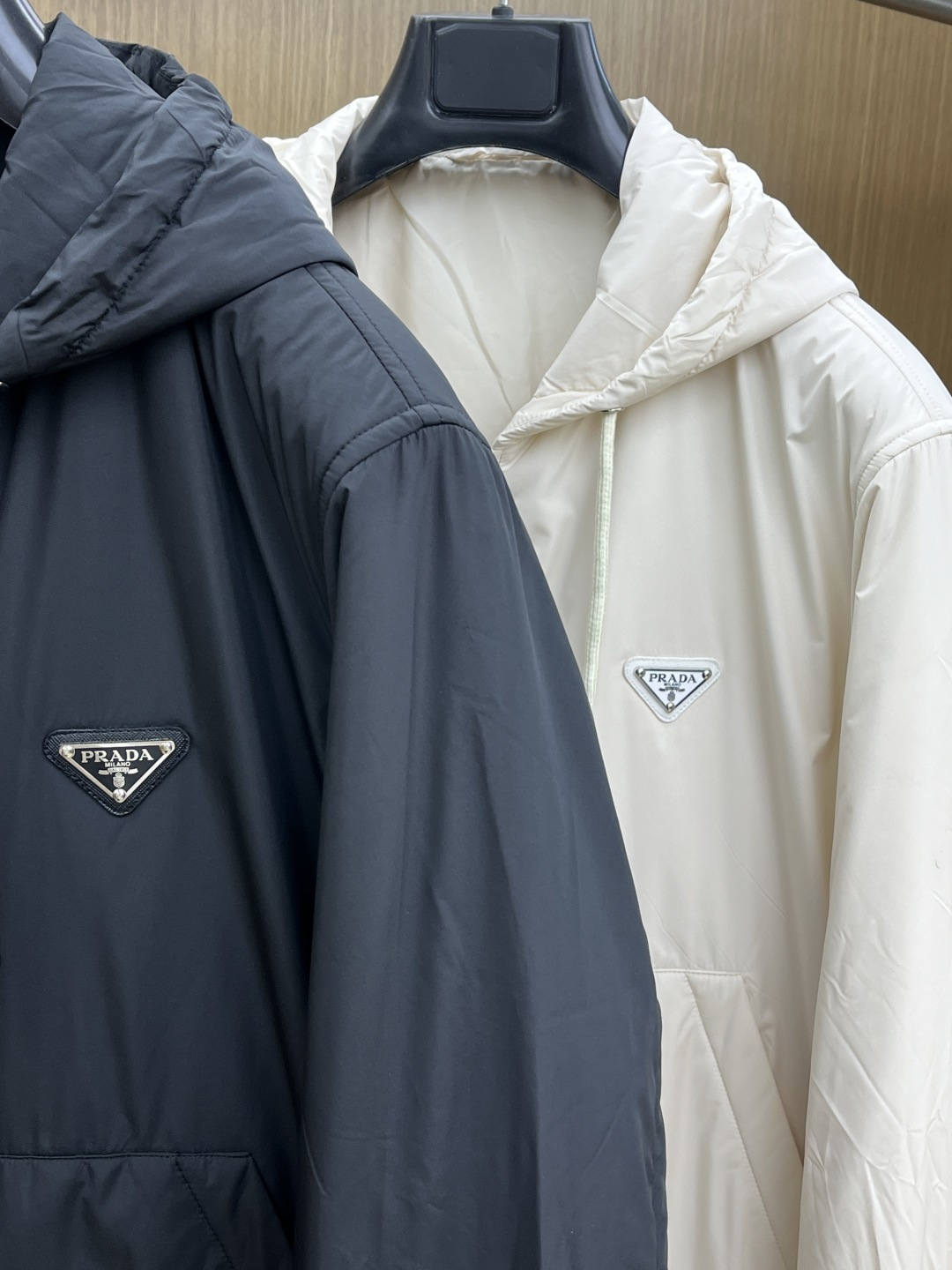 秋冬 PRA25FW秋冬新款黑色尼龙抽绳连帽棉衣外套 男女同款金属三角标徽章装饰轻薄款连帽棉服夹克外套！