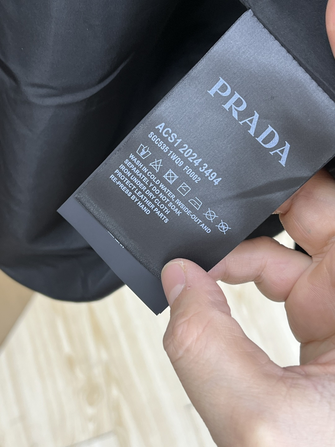 秋冬 PRA25FW秋冬新款黑色尼龙抽绳连帽棉衣外套 男女同款金属三角标徽章装饰轻薄款连帽棉服夹克外套！