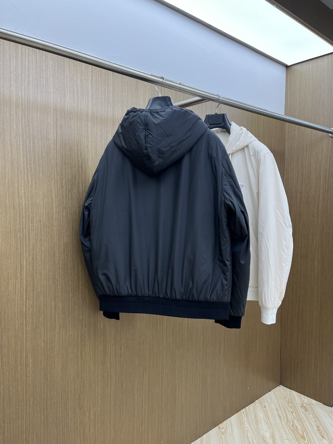 秋冬 PRA25FW秋冬新款黑色尼龙抽绳连帽棉衣外套 男女同款金属三角标徽章装饰轻薄款连帽棉服夹克外套！