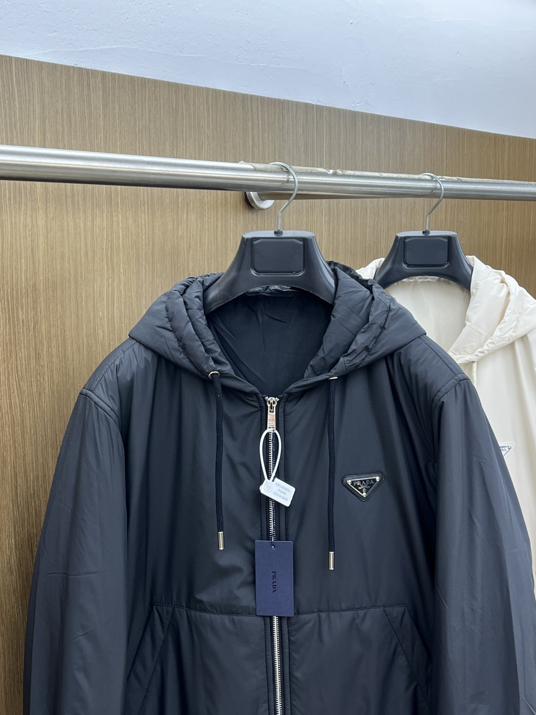 秋冬 PRA25FW秋冬新款黑色尼龙抽绳连帽棉衣外套 男女同款金属三角标徽章装饰轻薄款连帽棉服夹克外套！