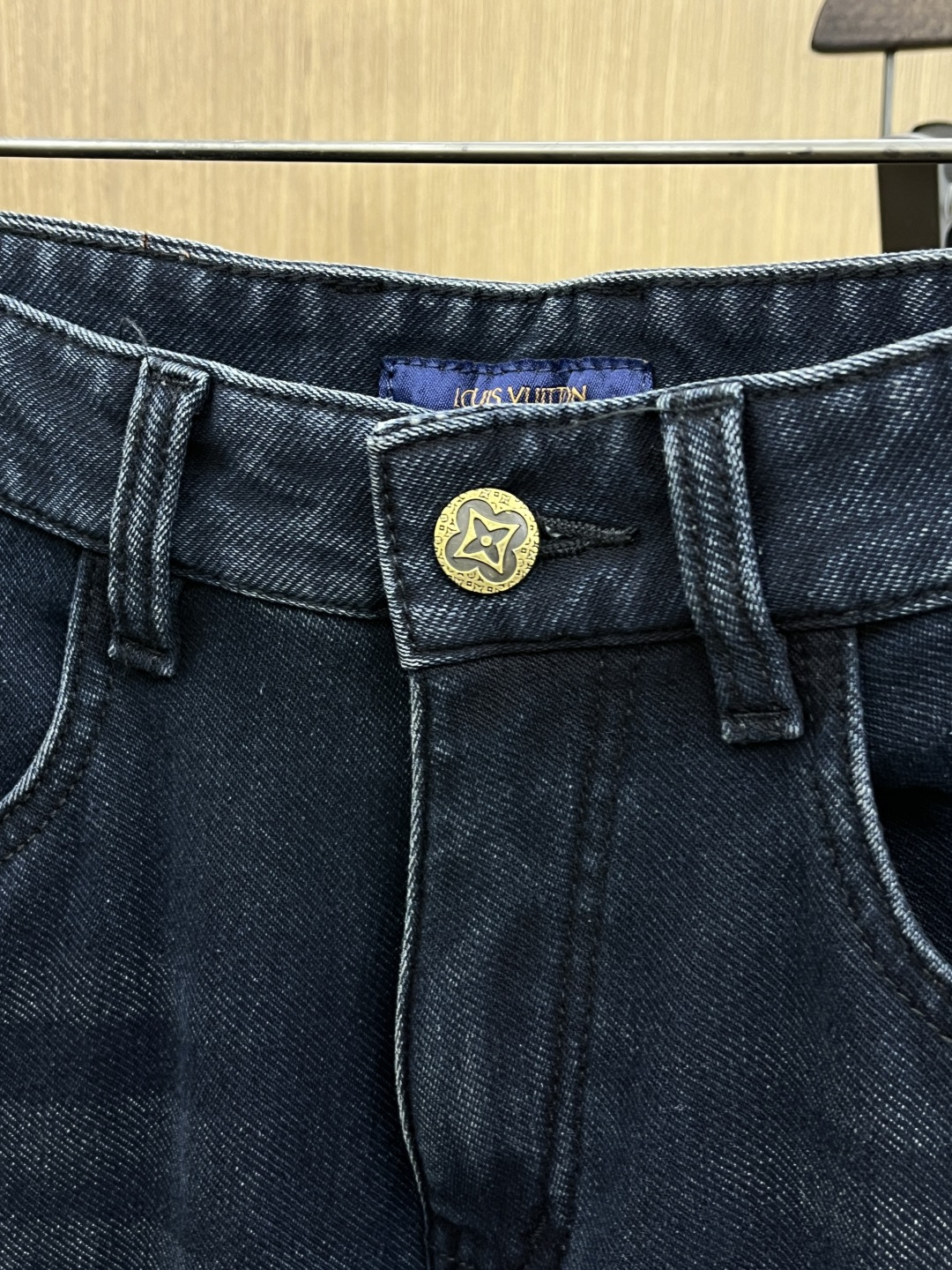 加绒款 LV 🔥🔥ss秋冬新品，官网同步有售，男士高端商务休闲西裤，高端进口面料，带弹力，后面采用硅胶字