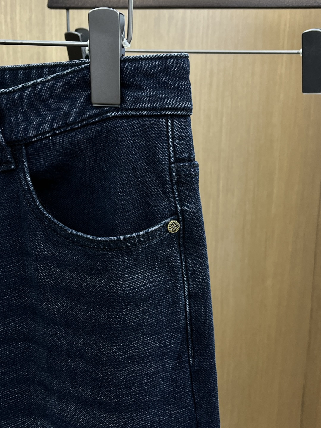 加绒款 LV 🔥🔥ss秋冬新品，官网同步有售，男士高端商务休闲西裤，高端进口面料，带弹力，后面采用硅胶字