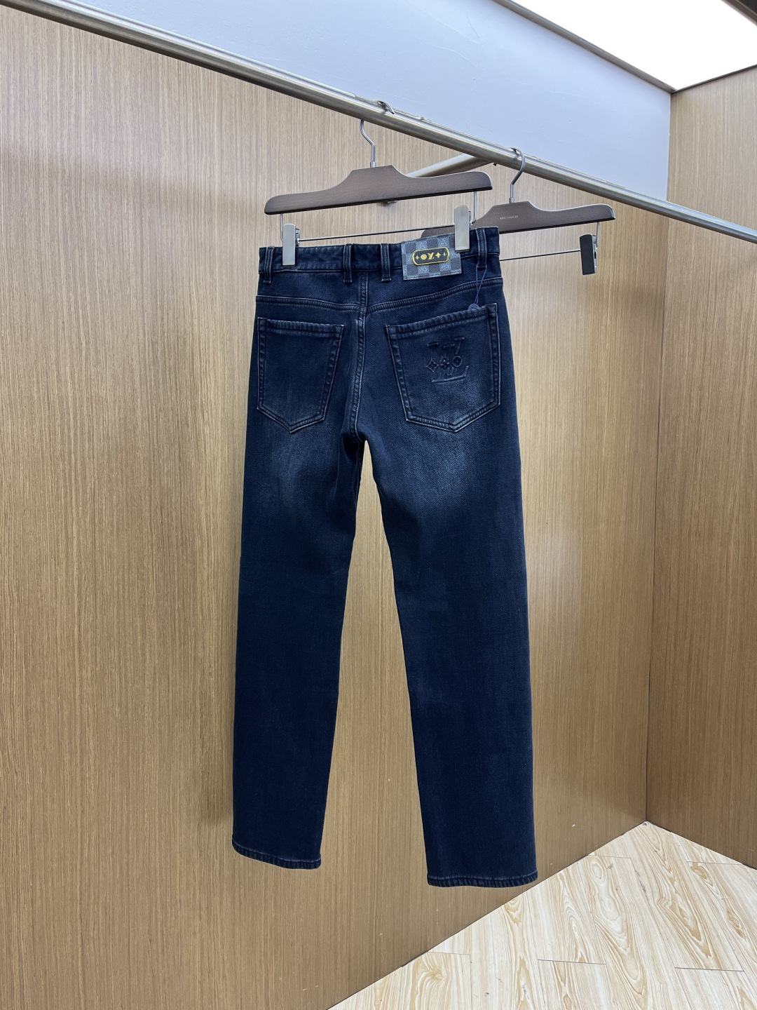 加绒款 LV 🔥🔥ss秋冬新品，官网同步有售，男士高端商务休闲西裤，高端进口面料，带弹力，后面采用硅胶字