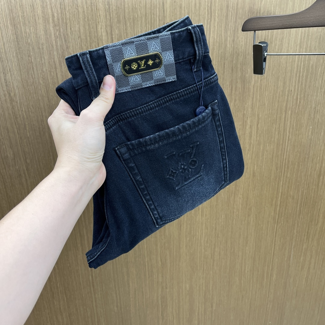 加绒款 LV 🔥🔥ss秋冬新品，官网同步有售，男士高端商务休闲西裤，高端进口面料，带弹力，后面采用硅胶字