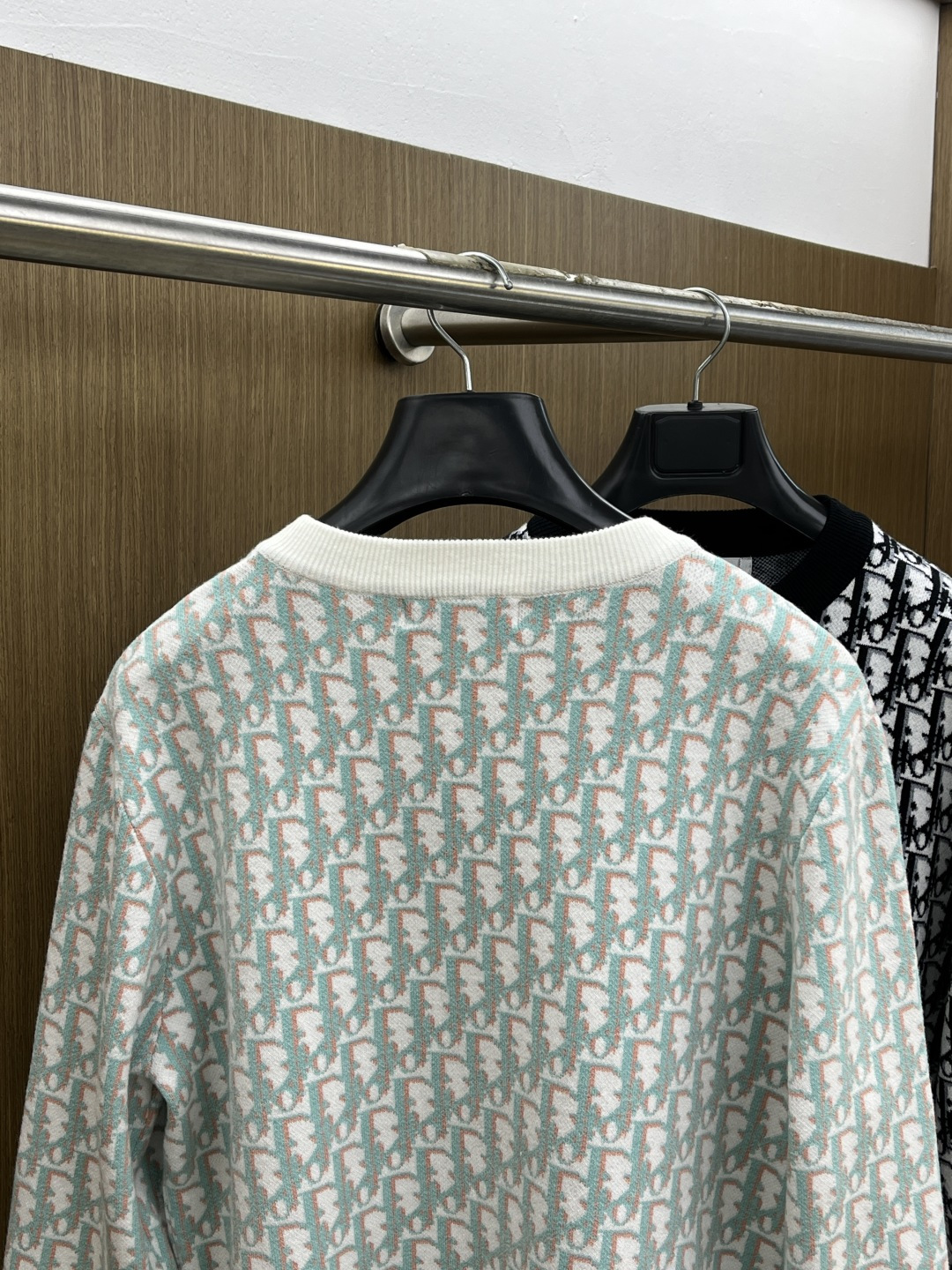 秋冬爆品 CD 🔥🔥aw秋冬新款 同步 时尚经典针织毛衣 秋冬必备款 采用针织衫加厚毛衣，精致简洁大方 