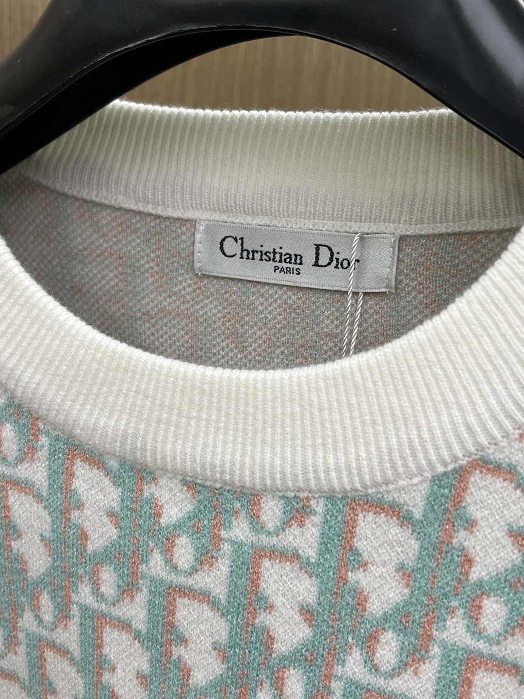 秋冬爆品 CD 🔥🔥aw秋冬新款 同步 时尚经典针织毛衣 秋冬必备款 采用针织衫加厚毛衣，精致简洁大方 