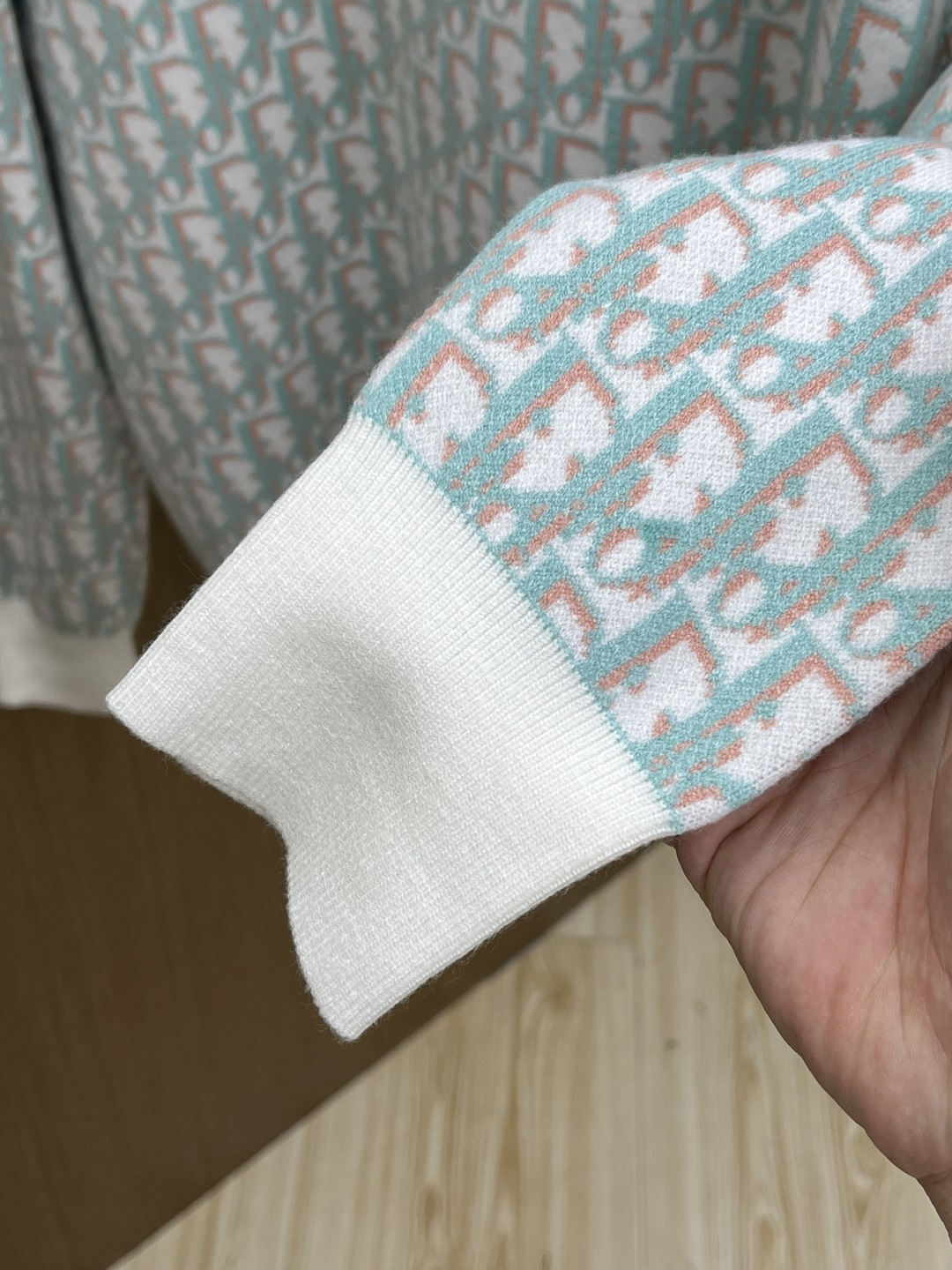 秋冬爆品 CD 🔥🔥aw秋冬新款 同步 时尚经典针织毛衣 秋冬必备款 采用针织衫加厚毛衣，精致简洁大方 