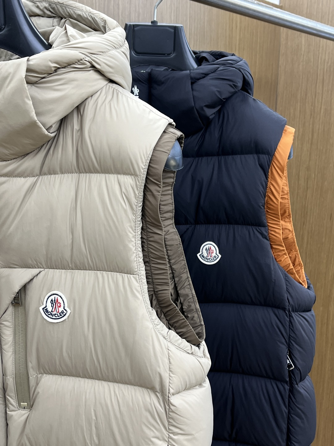 秋冬羽绒 🆕Moncler蒙口 2025ss秋冬新款时尚休闲连帽羽绒马甲外套，胸口经典logo爆款羽绒服
