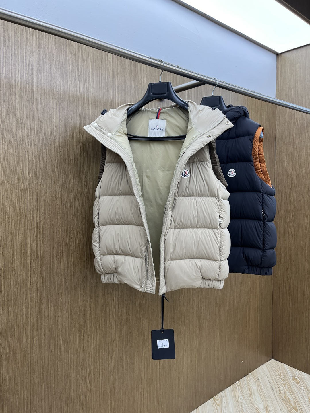 秋冬羽绒 🆕Moncler蒙口 2025ss秋冬新款时尚休闲连帽羽绒马甲外套，胸口经典logo爆款羽绒服