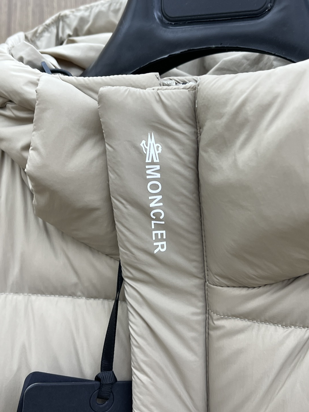 秋冬羽绒 🆕Moncler蒙口 2025ss秋冬新款时尚休闲连帽羽绒马甲外套，胸口经典logo爆款羽绒服