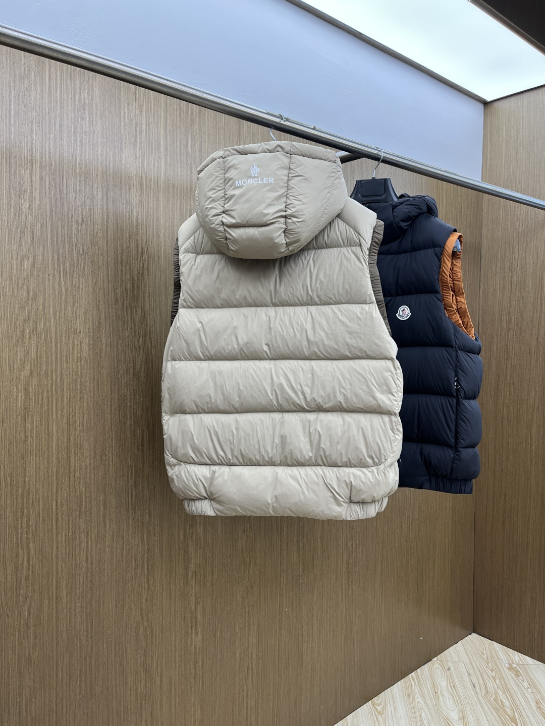 秋冬羽绒 🆕Moncler蒙口 2025ss秋冬新款时尚休闲连帽羽绒马甲外套，胸口经典logo爆款羽绒服