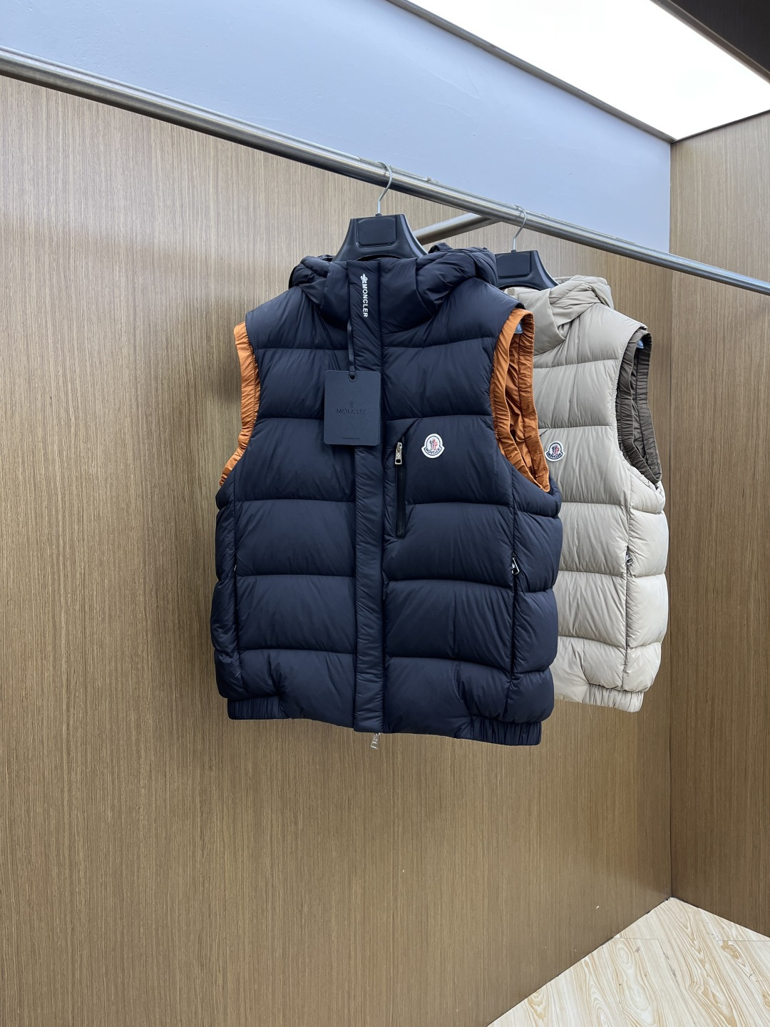 秋冬羽绒 🆕Moncler蒙口 2025ss秋冬新款时尚休闲连帽羽绒马甲外套，胸口经典logo爆款羽绒服