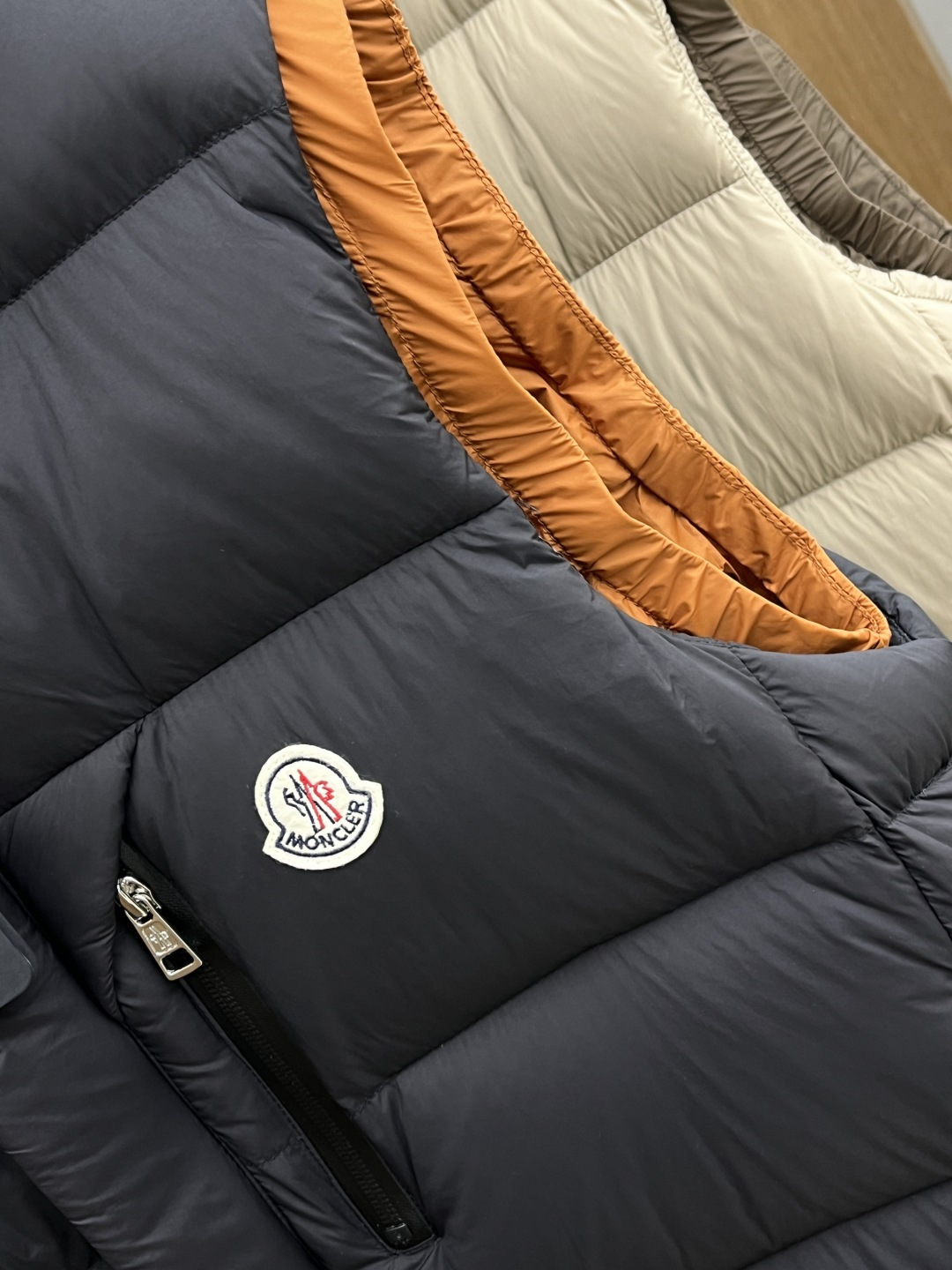 秋冬羽绒 🆕Moncler蒙口 2025ss秋冬新款时尚休闲连帽羽绒马甲外套，胸口经典logo爆款羽绒服