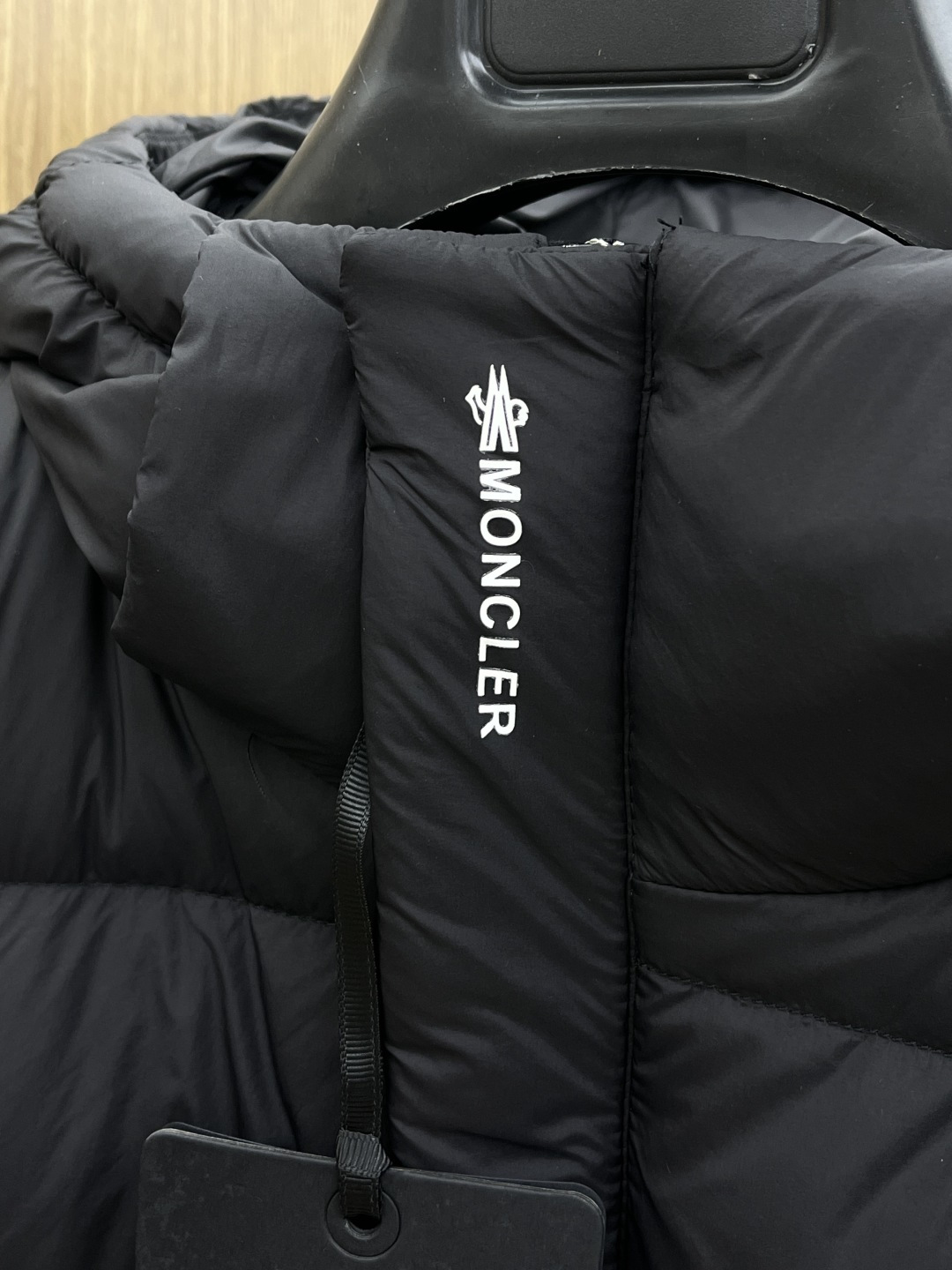 秋冬羽绒 🆕Moncler蒙口 2025ss秋冬新款时尚休闲连帽羽绒马甲外套，胸口经典logo爆款羽绒服