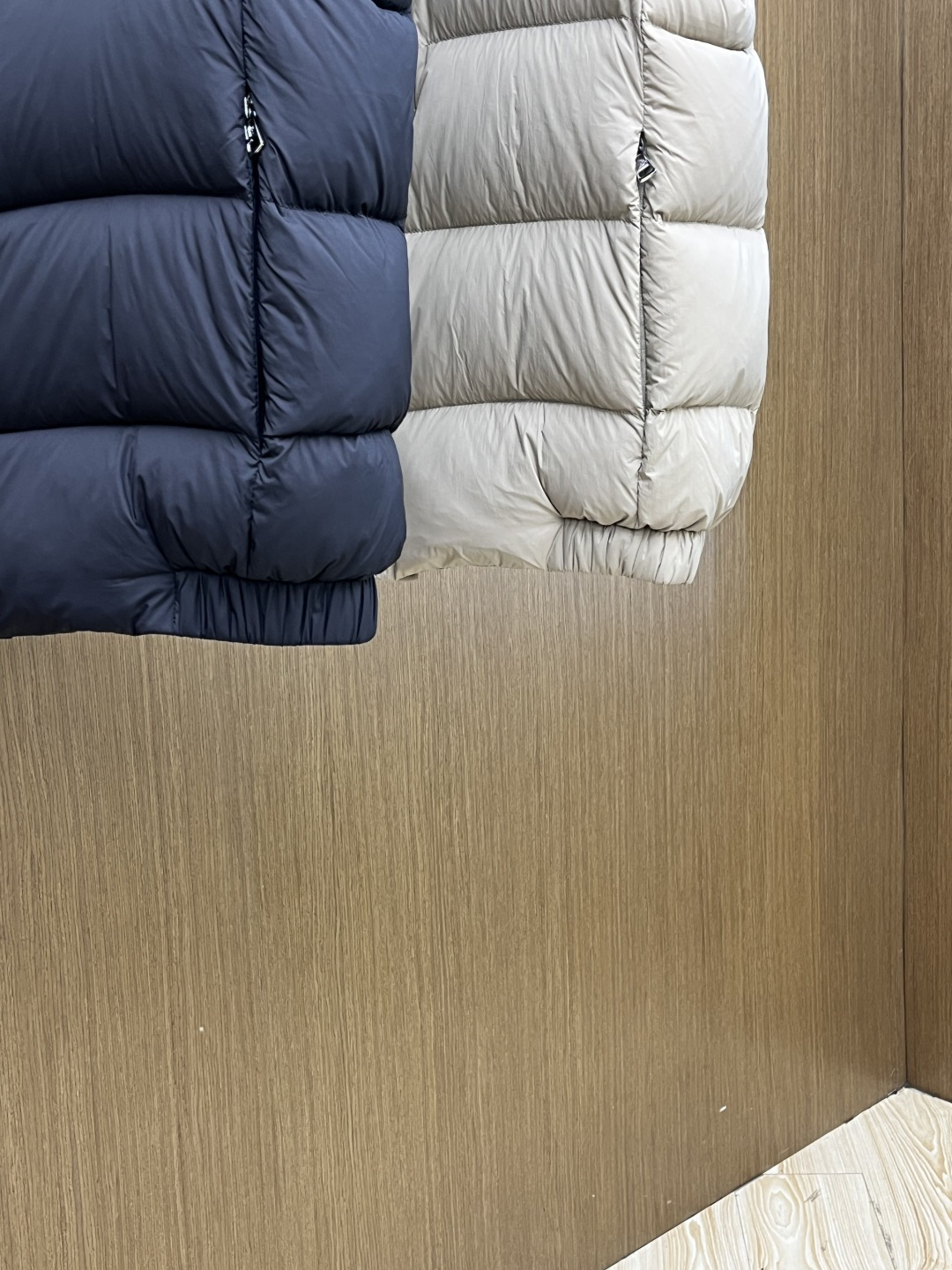 秋冬羽绒 🆕Moncler蒙口 2025ss秋冬新款时尚休闲连帽羽绒马甲外套，胸口经典logo爆款羽绒服